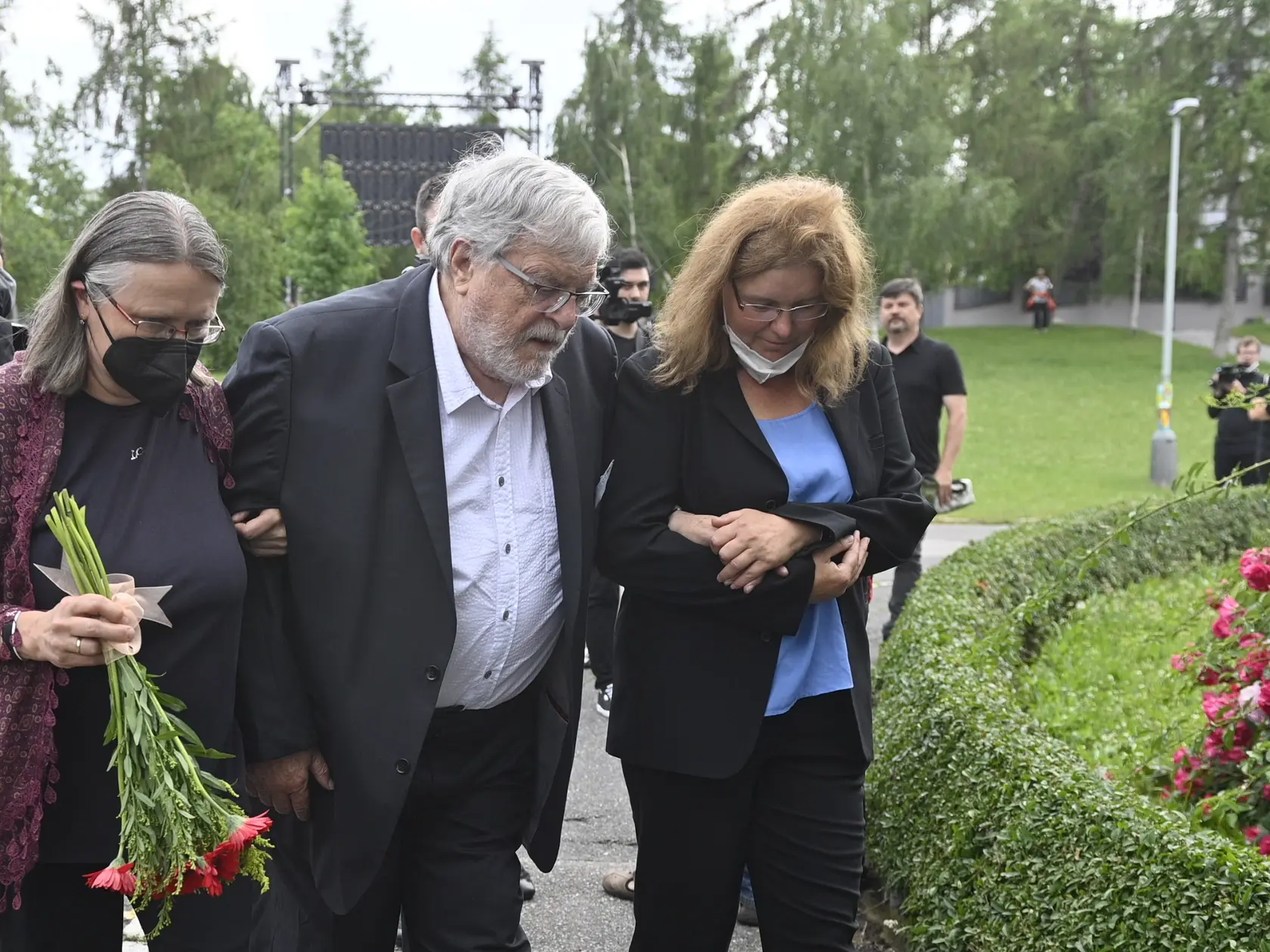 Pohreb herečky Libuše Šafránkovej († 68). Na fotke herec a režisér Jan Kačer.