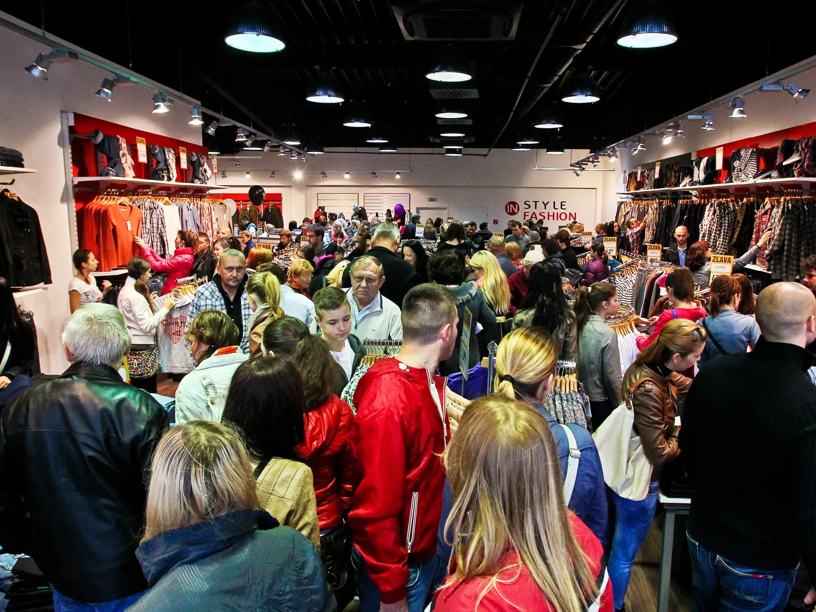 Na záberoch je vidieť jednu predajní, ktorá sa nachádzal v areáli outletového centra ONE Fashion Outlet.