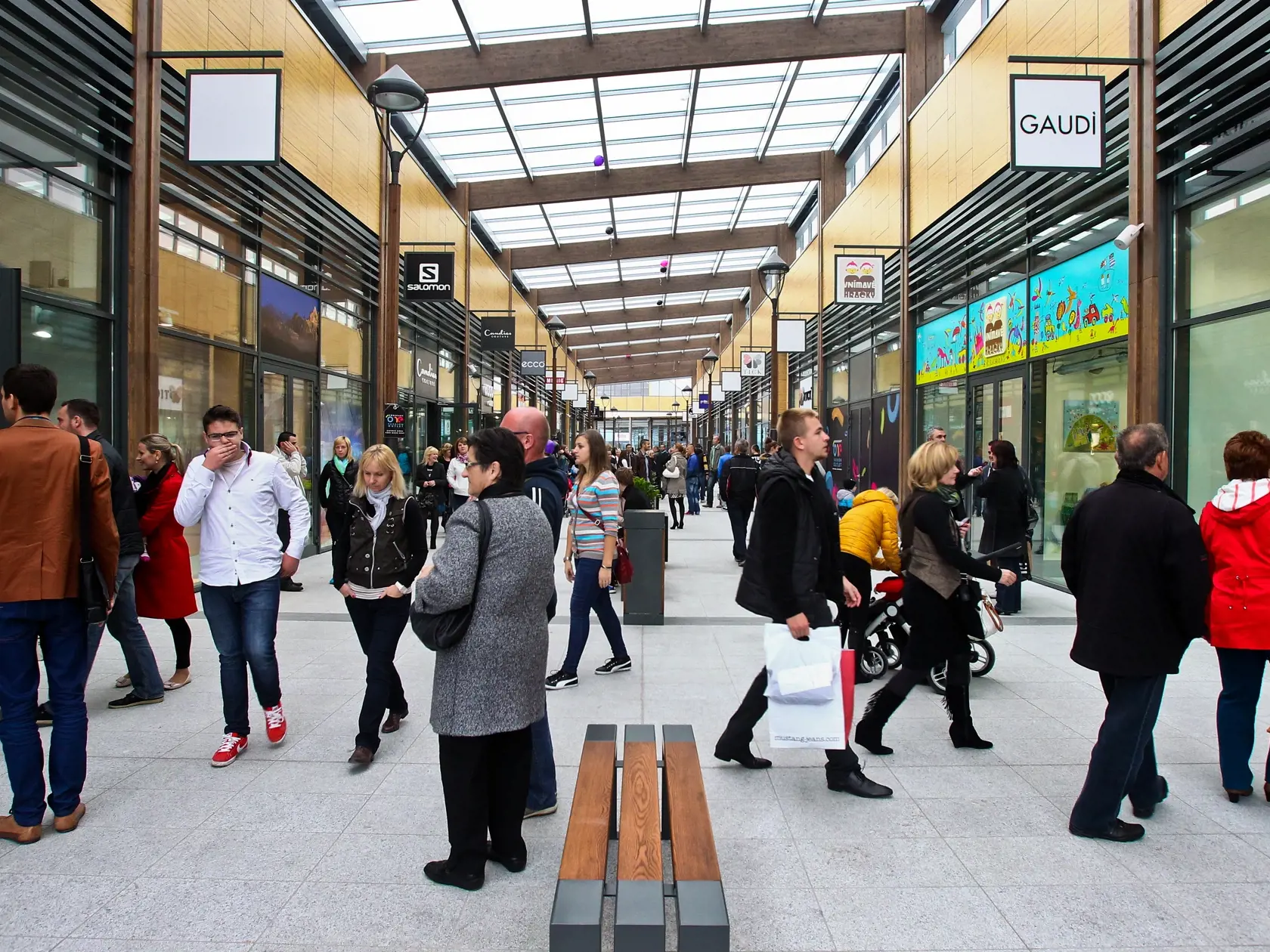 Ľudia boli zvedaví na prvé outletove centrum ONE Fashion Outlet pri Voderadoch.