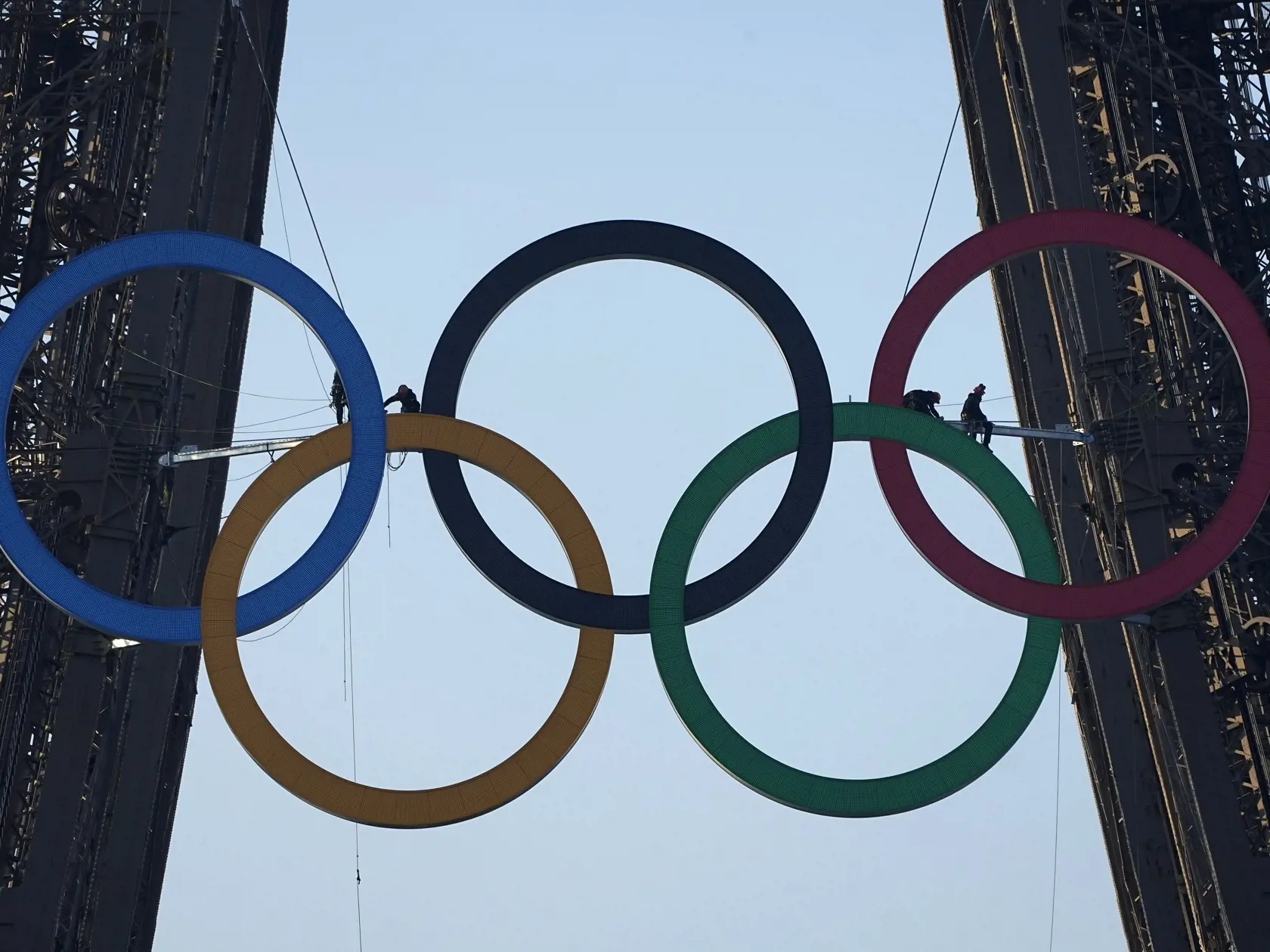 Na snímke olympijské kruhy sú už umiestnené na Eiffelovej veži v Paríži v piatok 7. júna 2024. Organizačný výbor si ich inštaláciou na najznámejší symbol francúzskej metropoly pripomenul 50 dní do štartu OH 2024. Tie sa začnú 26. júla a potrvajú do 11. augusta. Kruhy sú vyrobené z recyklovanej francúzskej ocele a sú upevnené na južnej strane 135 rokov starej pamiatky medzi prvým a druhým poschodím, teda vo výške približne 60 metrov.