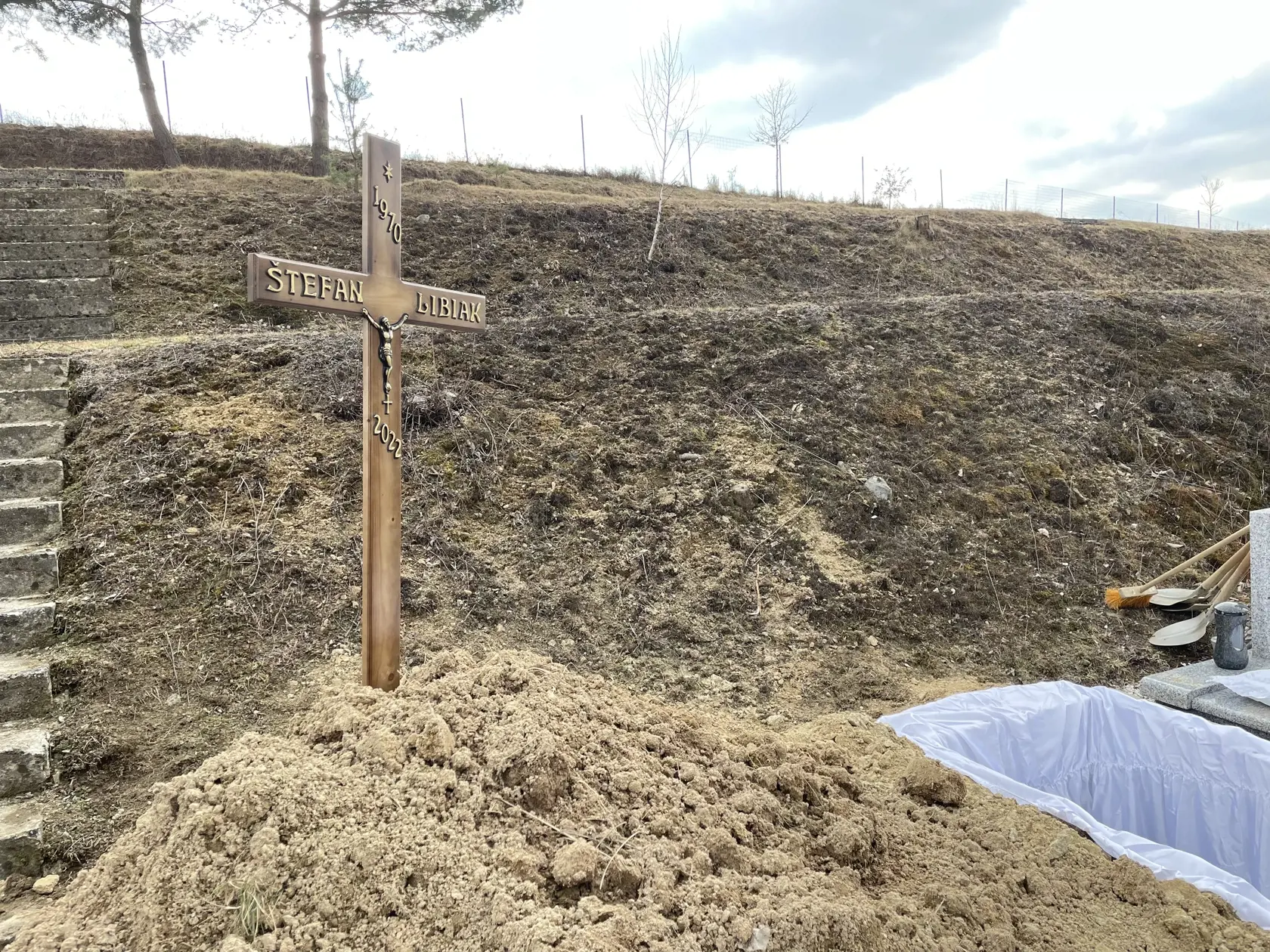Posledná rozlúčka so Štefanom Libiakom, ktorý bol takmer tri týždne nezvestný. napokon ho našli v blízkom lese obeseného. Zomrel postojačky.