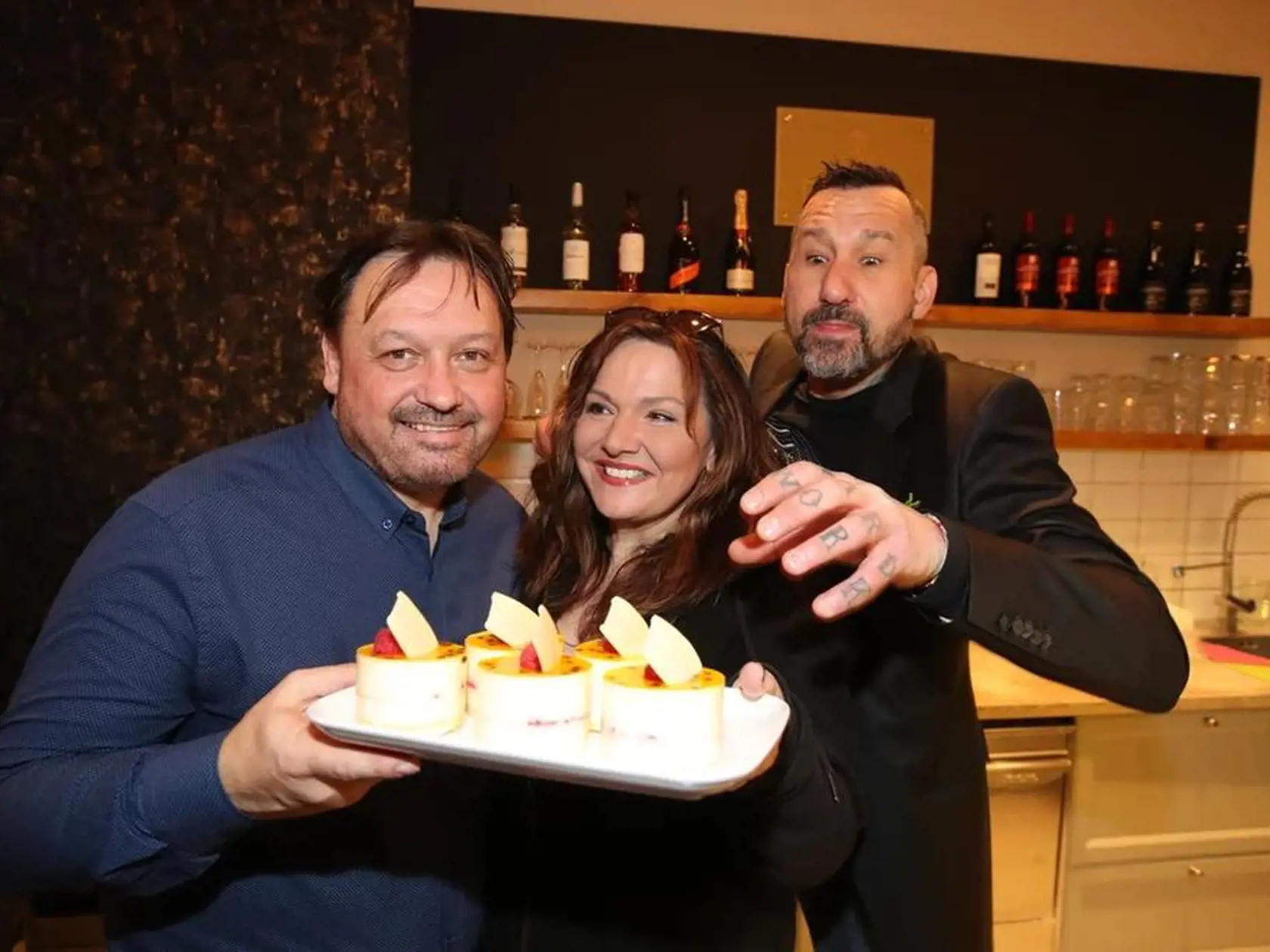 Dvaja známi muži si totiž v Praje otvorili kaviareň, v ktorej sú na stenách nielen fotografie Karla Gotta, ale podávajú v nej aj obľúbení nápoje a jedlá Karla Gotta. Kaviareň nesie názov Café Karel. Jednám z majiteľov je Miroslav Kolodziej (na foto vľavo).