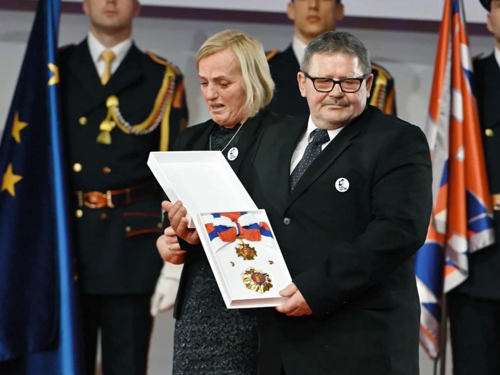 Ján Kuciak († 27) získal Rad Ľudovíta Štúra I. triedy in memoriam, cenu v januári prevzal jeho otec Jozef. Na pódiu stála aj mama Martiny († 27).