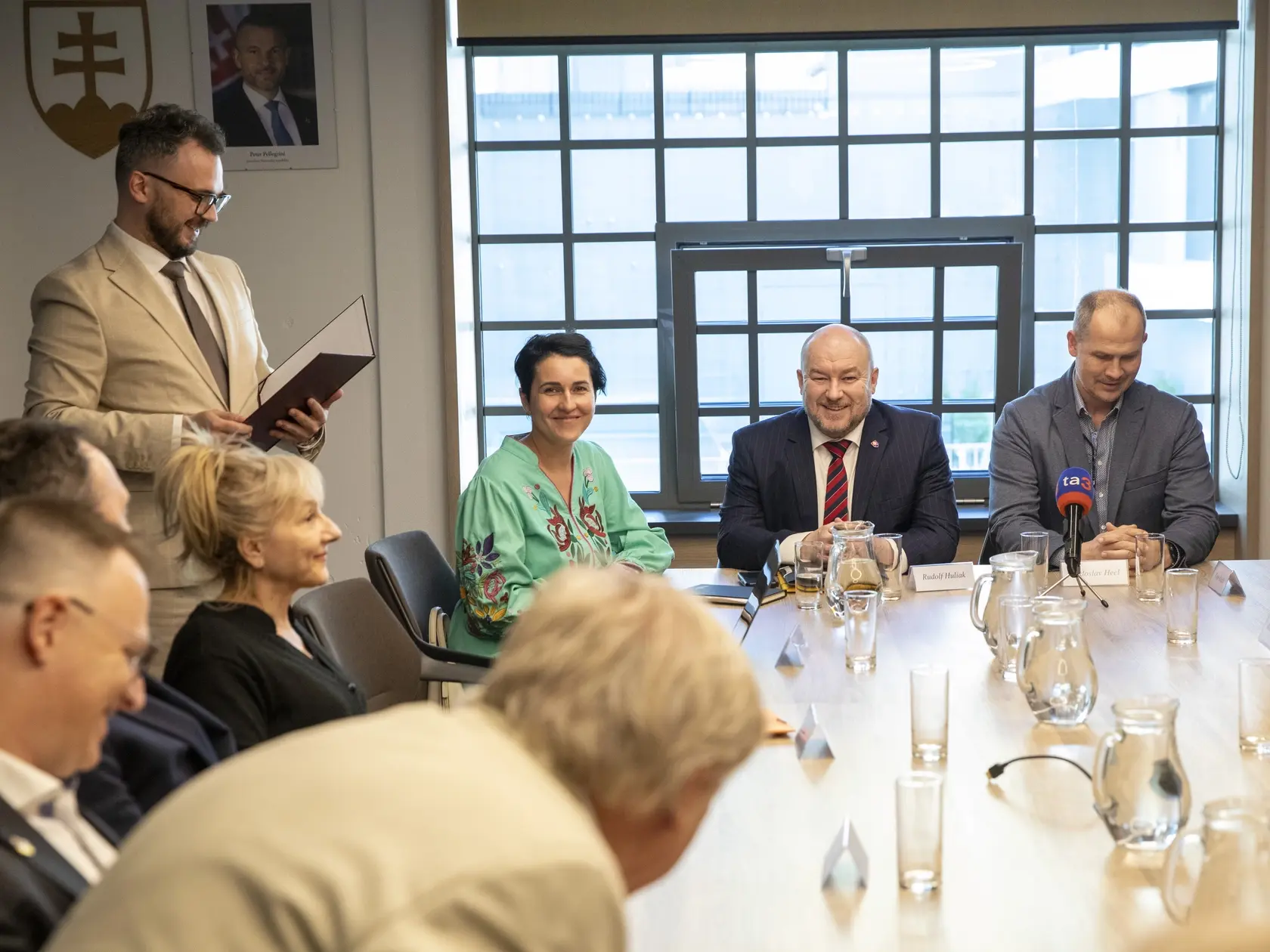 Na snimke je prvé zasadnutie Rady pre šport ministra Cestovného ruchu a športu Rudolfa Huliaka.
Minister Rudolf Huliak predstavuje Radu ministra pre šport.
Rudolf Huliak a predseda Rady Radoslav Hecl