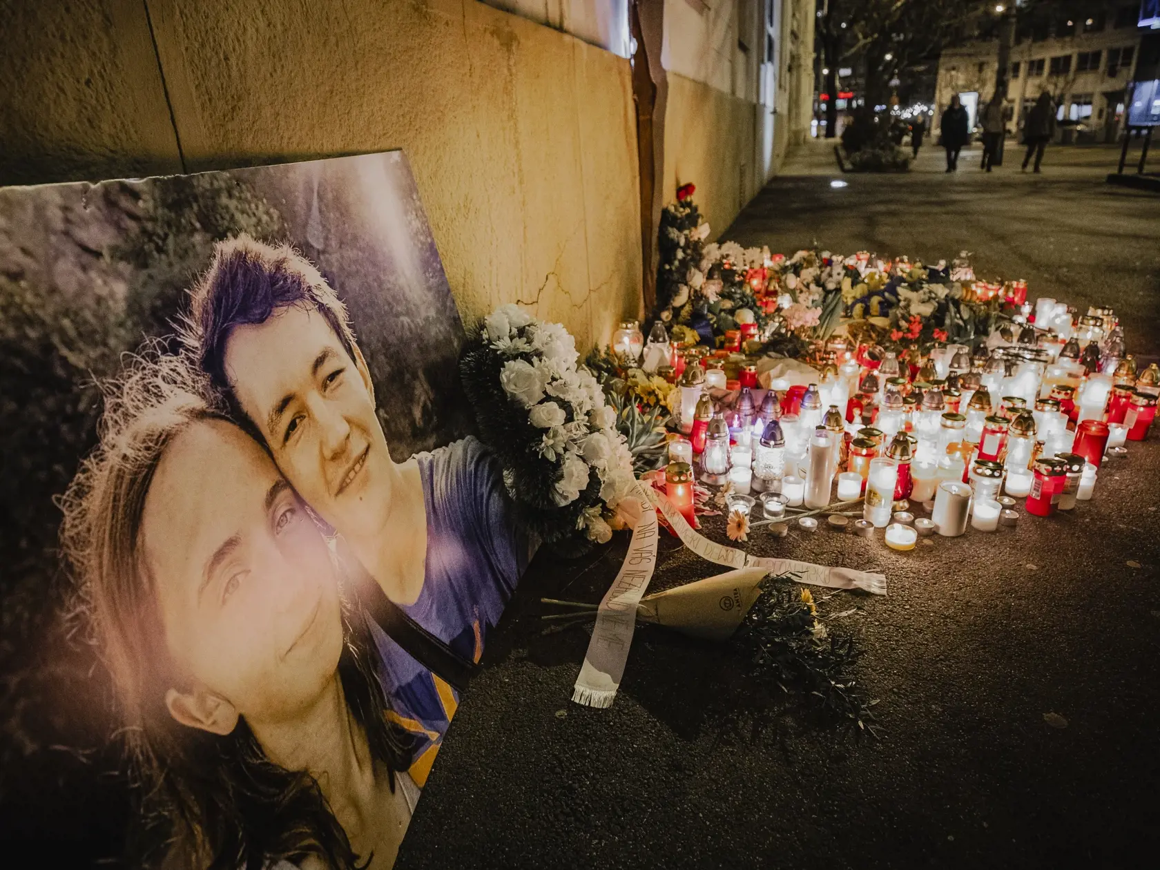 Na snímke desiatky sviečok horia pri pamätníku zavraždeného novinára Jána Kuciaka a jeho snúbenice, archeologičky Martiny Kušnírovej na Námestí SNP v Bratislave. Novinára Jána Kuciaka a jeho snúbenicu Martinu Kušnírovú zavraždili 21. februára 2018 v ich dome vo Veľkej Mači. 