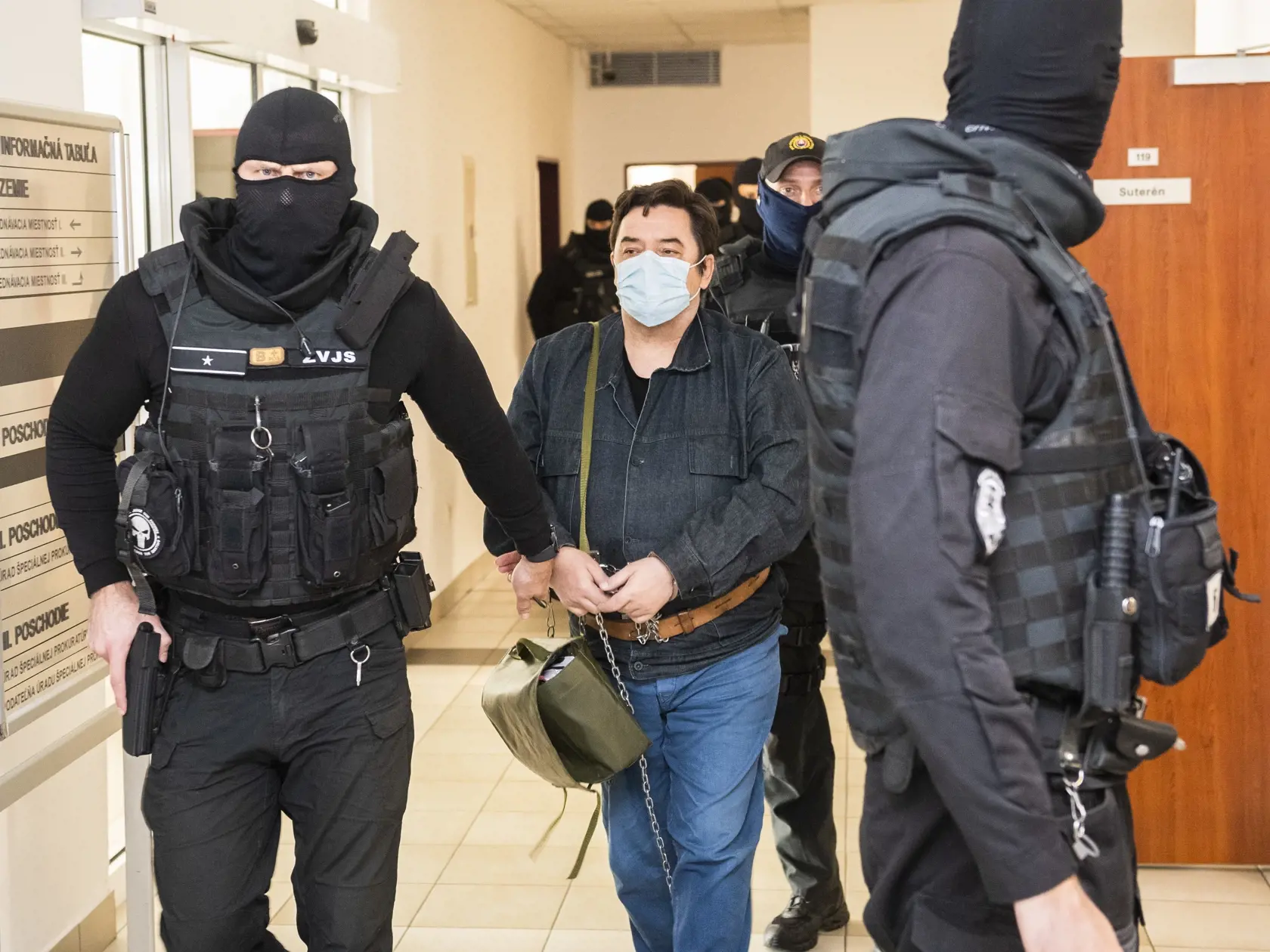 Na snímke obžalovaný Marian K.  prichádza na pojednávanie v prípade vraždy novinára Jána Kuciaka a jeho snúbenice Martiny Kušnírovej a v kauze prípravy vrážd prokurátorov na Špecializovaný trestný súd (ŠTS) v Pezinku v piatok 21. apríla 2023. FOTO TASR - Jaroslav Novák