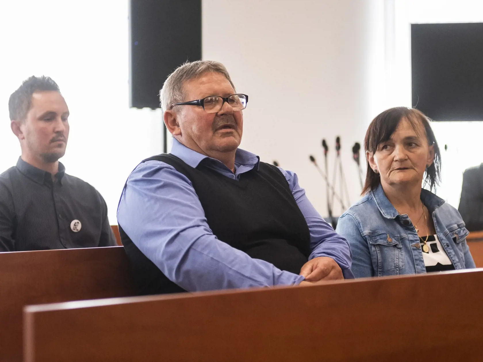 Na snímke Jozef Kuciak a Jana Kuciaková, rodičia zavraždeného Jána Kuciak, v pozadí brat zavraždeného Jána Kuciaka počas pojednávnia o vynesení rozsudku v prípade vraždy novinára Jána Kuciaka a jeho snúbenice Martiny Kušnírovej a v kauze prípravy vrážd prokurátorov na Špecializovanom trestnom súde (ŠTS) v Pezinku v piatok 19. mája 2023. FOTO TASR - Jaroslav Novák