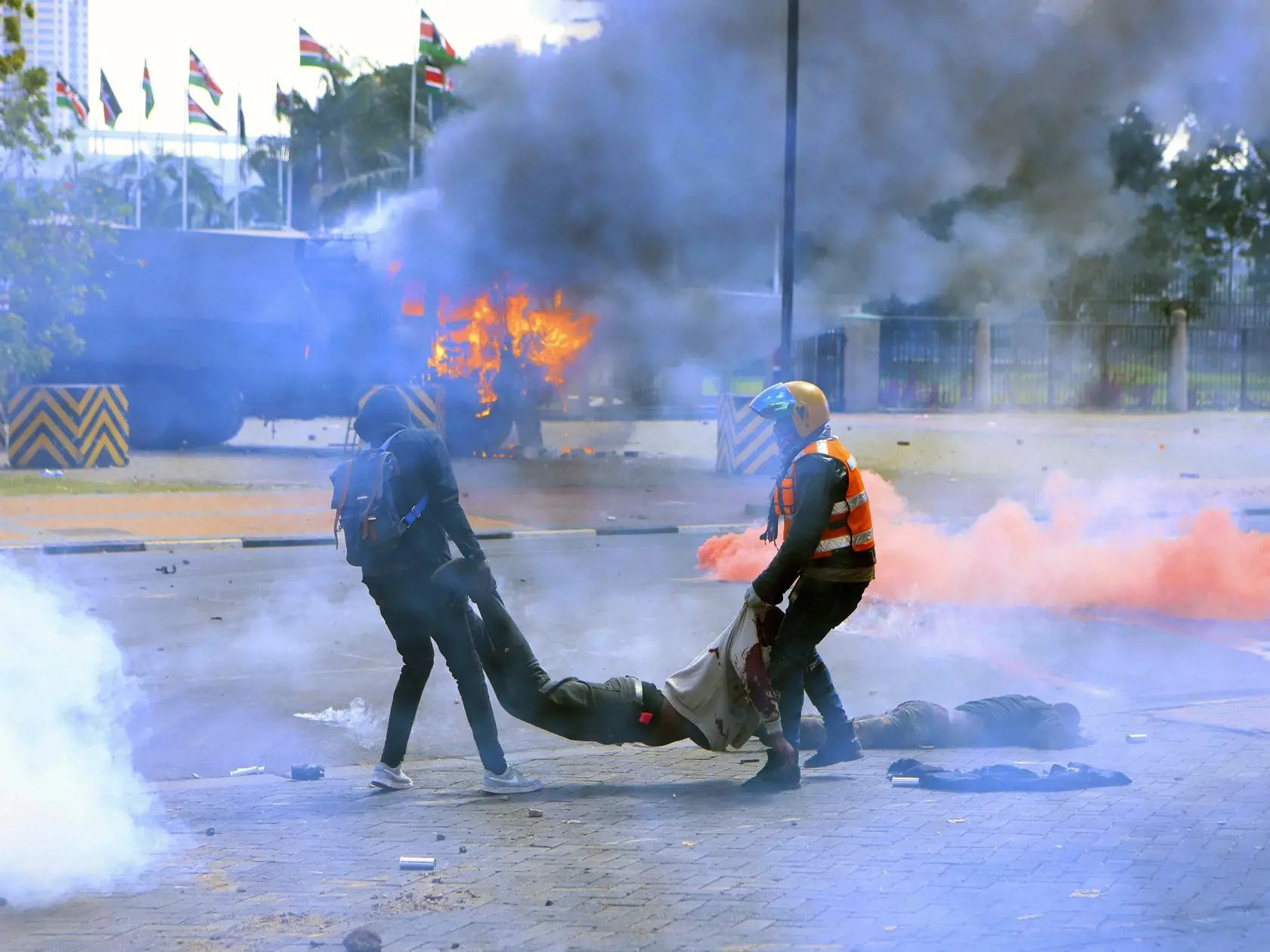 WA 10 Nairobi - Demonštranti nesú telo muža, ktorého zastrelili počas protestu proti zavedeniu nových daní v centre Nairobi v utorok 25. júna 2024. FOTO TASR/AP 

Protesters carry the body of a man who was shot during a protest over proposed tax hikes in a finance bill in downtown Nairobi, Kenya Tuesday, June. 25, 2024. (AP Photo/Brian Inganga)