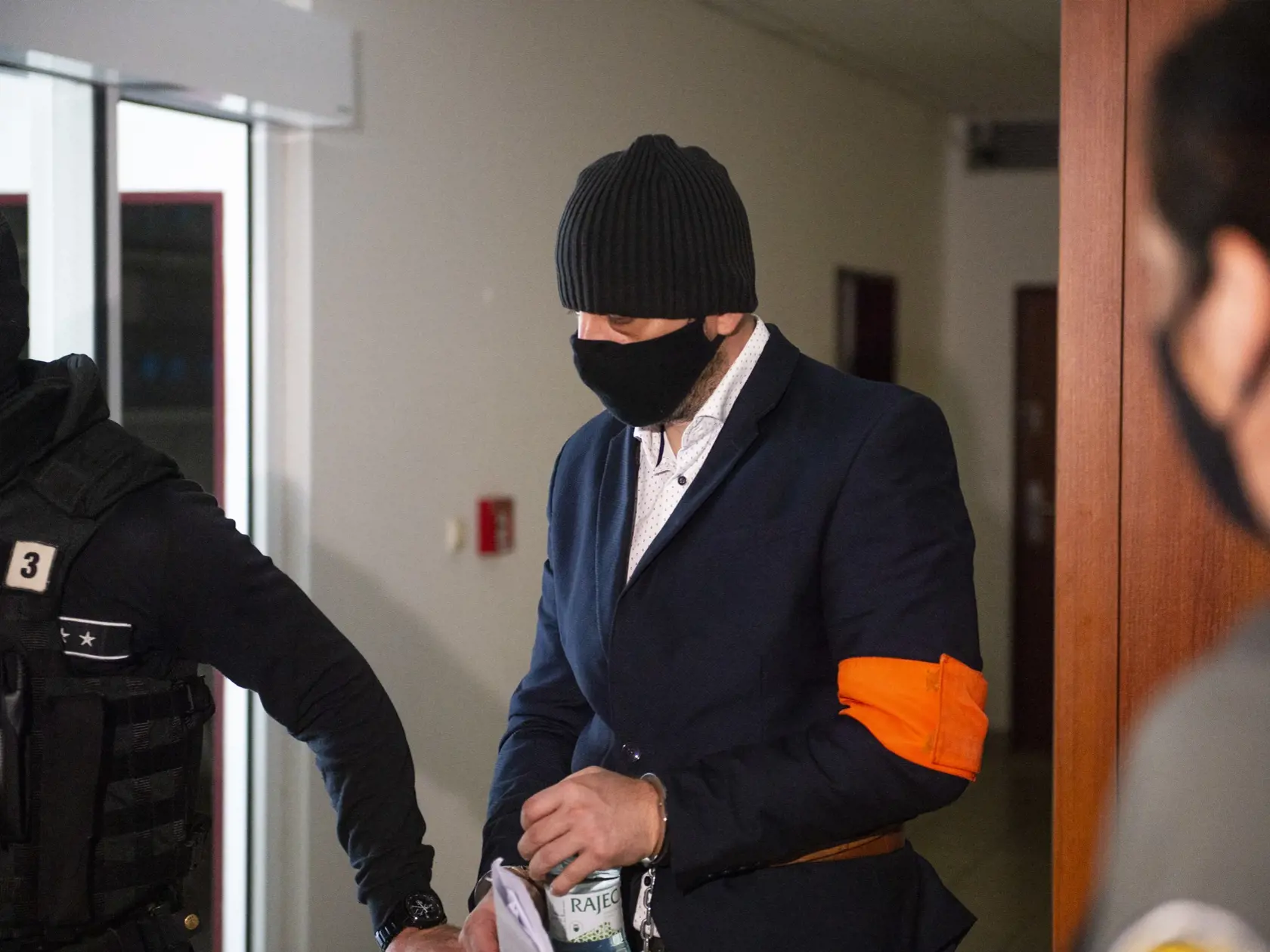 Na snímke Peter G., ktorý bol zadržaný v decembri 2020 počas akcie Judáš v sprievode Zväzu väzenskej a justičnej stráže (ZVJS) pred hlavným pojednávaním na Špecializovanom trestnom súde (ŠTS) v Pezinku 8. júla 2021. FOTO TASR - Jakub Kotian