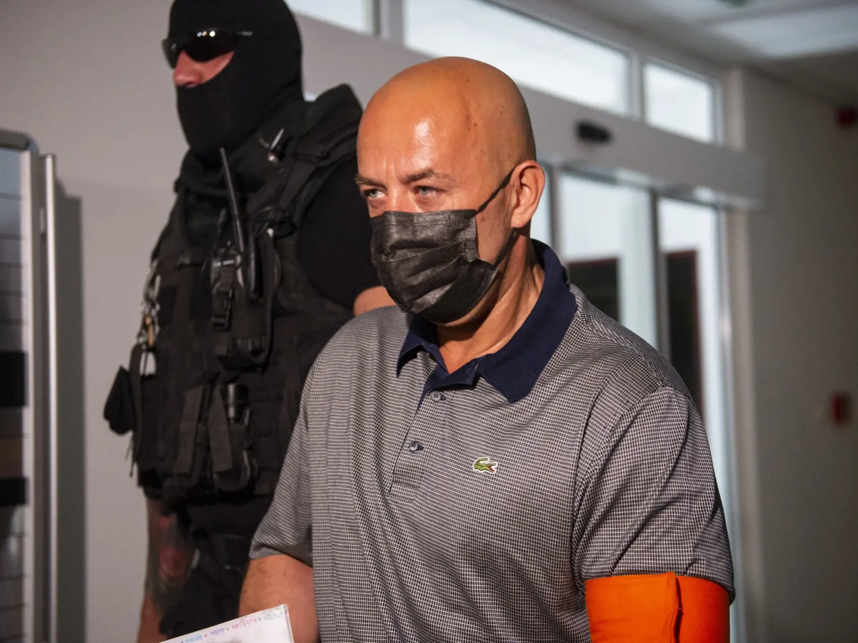 Na snímke Ladislav V., ktorý bol zadržaný v decembri 2020 počas akcie Judáš v sprievode Zväzu väzenskej a justičnej stráže (ZVJS) pred hlavným pojednávaním na Špecializovanom trestnom súde (ŠTS) v Pezinku 8. júla 2021. FOTO TASR - Jakub Kotian