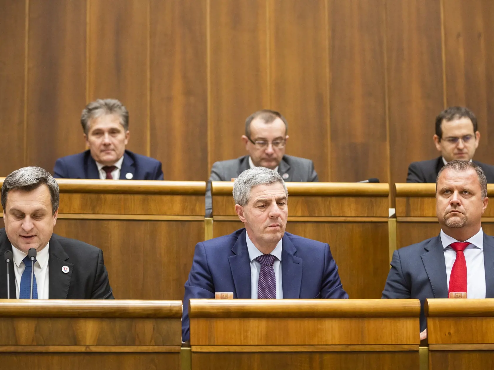 Na snímke v popredí zľava predseda NR SR Andrej Danko (SNS), podpredsedovia parlamentu SR, Béla Bugár a Andrej Hrnčiar (obaja Most-Híd) počas 57. schôdze NR SR v Bratislave 21. januára 2020. FOTO TASR - Jaroslav Novák
20200121TBA01784