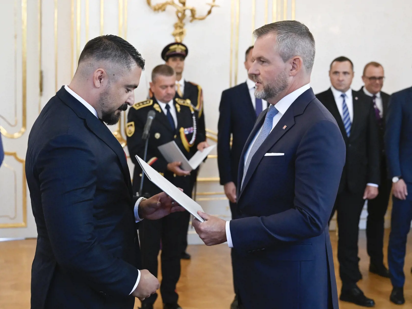 Na snímke prezident SR Peter Pellegrini (vpravo), ktorý vymenoval Pavla Gašpara za riaditeľa Slovenskej informačnej služby (SIS) v Prezidentskom paláci v Bratislave v pondelok 26. augusta 2024. Riaditeľa SIS vymenúva prezident na základe návrhu vlády. Gašparovu nomináciu na tento post odsúhlasila vláda vo februári. Bývalá hlava štátu Zuzana Čaputová prenechala menovanie nového riaditeľa tajnej služby na svojho nástupcu. Pavol Gašpar bol doteraz námestníkom riaditeľa spravodajskej služby.