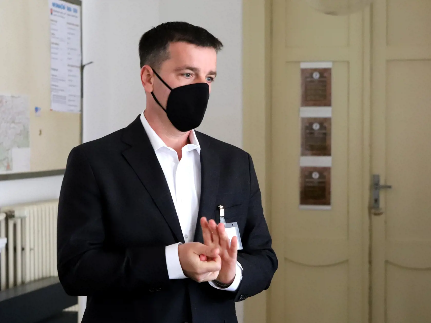 Na snímke bývalý námestník riaditeľa SIS Boris B. na Špecializovanom trestnom súde v Banskej Bystrici 27. mája 2021. Boris B. bol zadržaný v rámci akcie Judáš zo začiatku decembra 2020. Medzi obvinenými boli v tomto prípade aj bývalý prezident Policajného zboru (PZ) Milan Lučanský, ďalší bývalý predstaviteľ SIS Peter G. a bývalí vysokopostavení funkcionári PZ a finančnej správy. Obvinení boli z korupcie a jedna osoba aj zo založenia, zosnovania a podporovania zločineckej skupiny. ŠTS vo štvrtok 