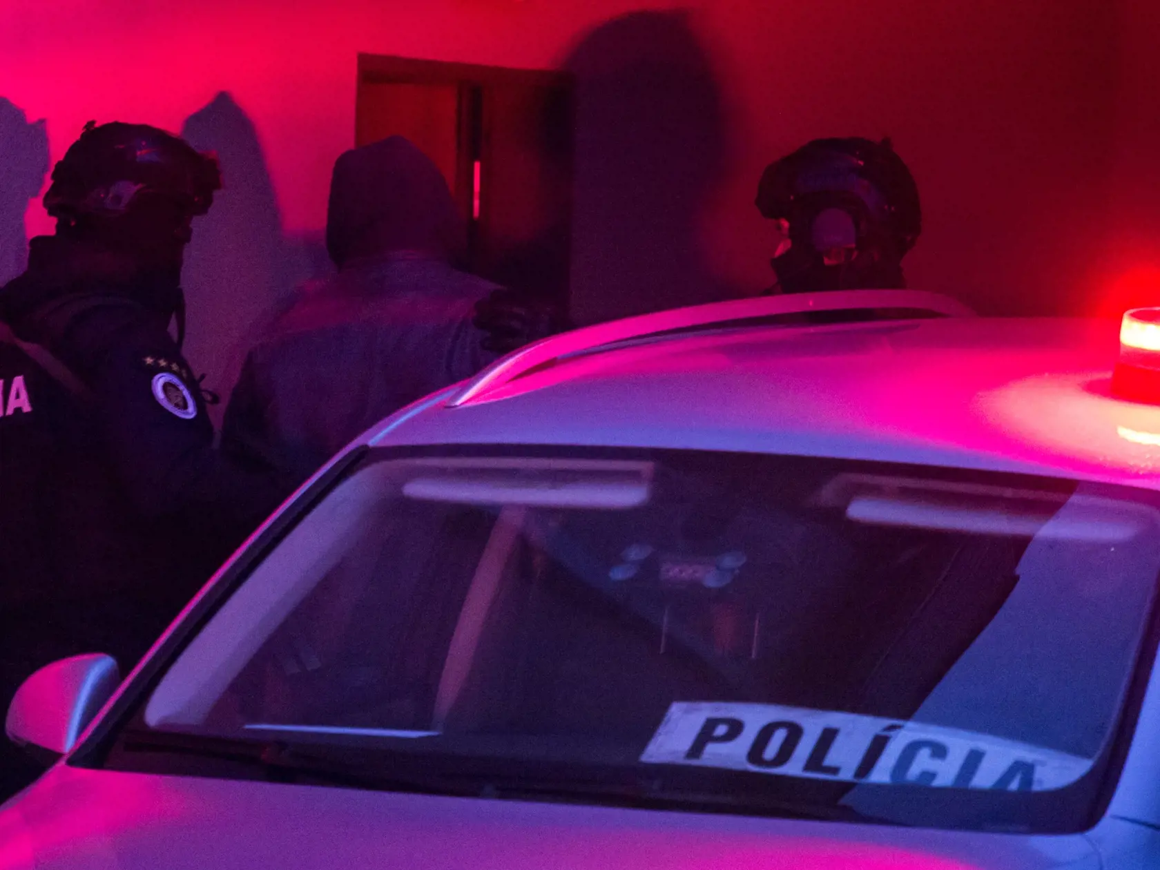 Na snímke Milan L. v sprievode polície prichádza na Špecializovaný trestný súd v Pezinku 6. decembra 2020. Sudkyňa pre prípravné konanie ŠTS v Pezinku začala v nedeľu po 7.30 h rozhodovať o návrhu prokurátora Úradu špeciálnej prokuratúry (ÚŠP) väzobne stíhať policajného exprezidenta Milana L. a ďalších štyroch obvinených v rámci akcie Judáš. Okrem policajného exprezidenta teda rozhoduje aj o návrhu na väzobné stíhanie pre osoby B. B., P. G., M. K. a L. V.  Polícia obvinila v rámci akcie Judáš os