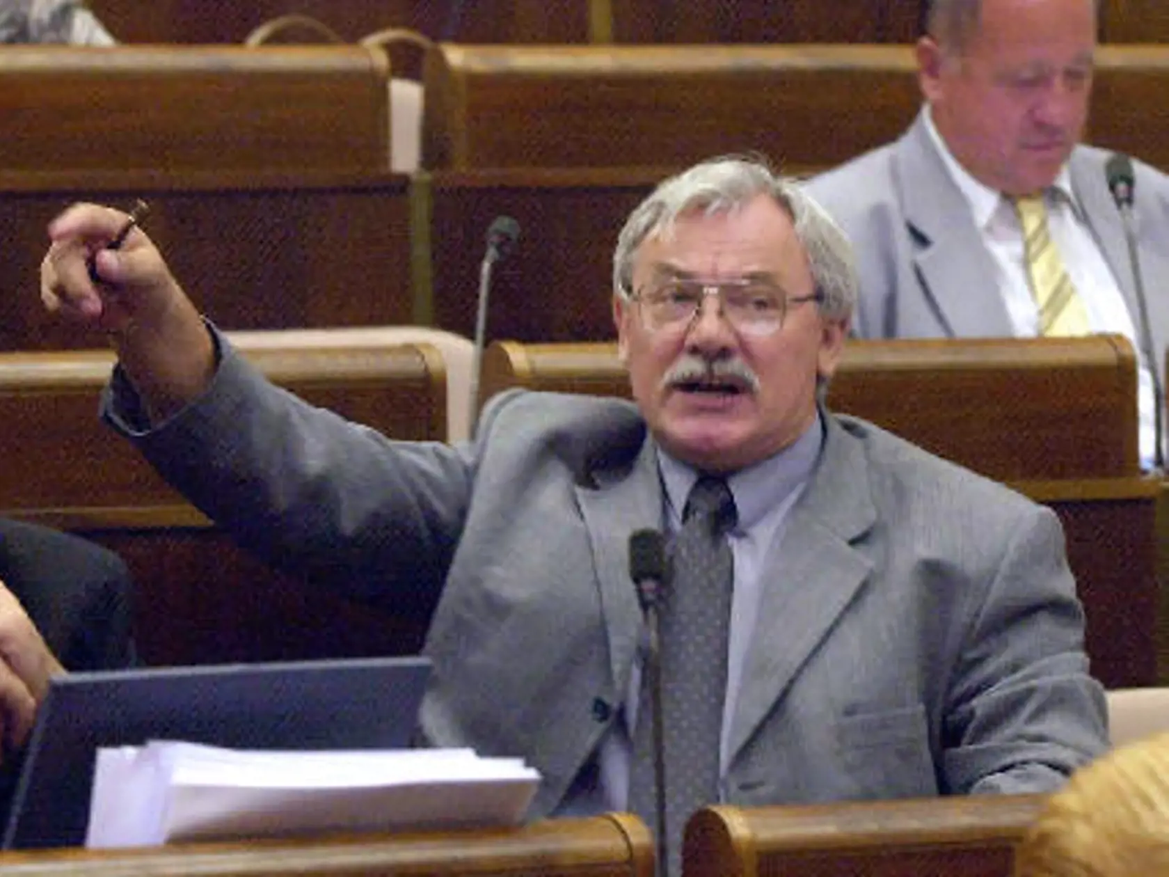 =DG= Poslanec Hnutí za demokratické Slovensko (HZDS) Ján Cuper (vpravo) na poslední schùzi Poslanecké snìmovny SR v tomto volebním období 18. èervna v Bratislavì.