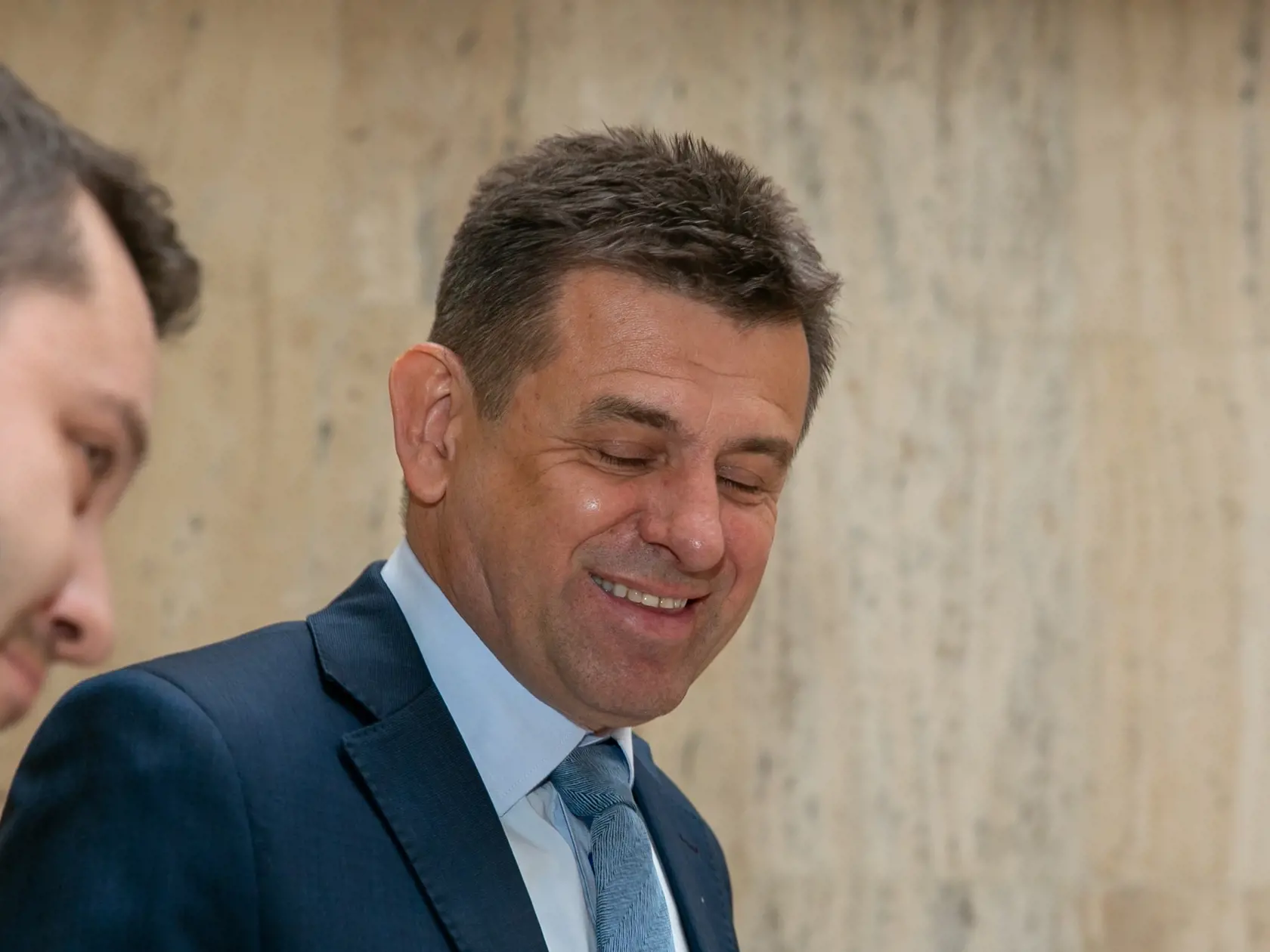 Na snímke sa  nachádza Lászlo Solymos v Úrade Vlády.