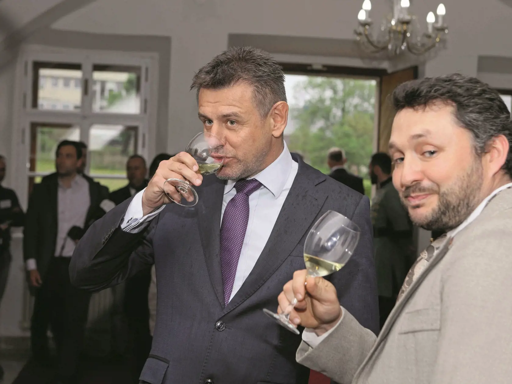 Bez okolkov: Minister životného prostredia László Sólymos (Most-Híd) na formálne privítanie ani nečakal a vzal si pripravený pohár vína.