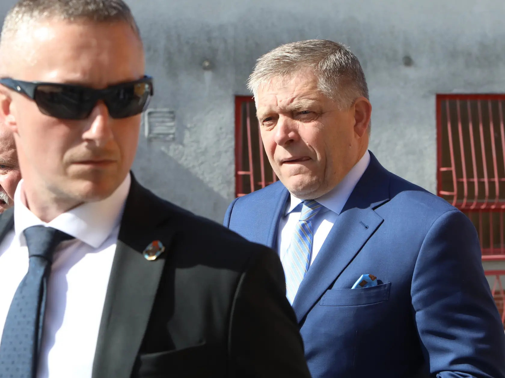 Na snímke premiér Robert Fico (vpravo, Smer-SD) prichádza na výjazdové rokovanie  vlády SR, ktoré sa koná v obci Malá Lehota v okrese Žarnovica v stredu 30. apríla 2025. 