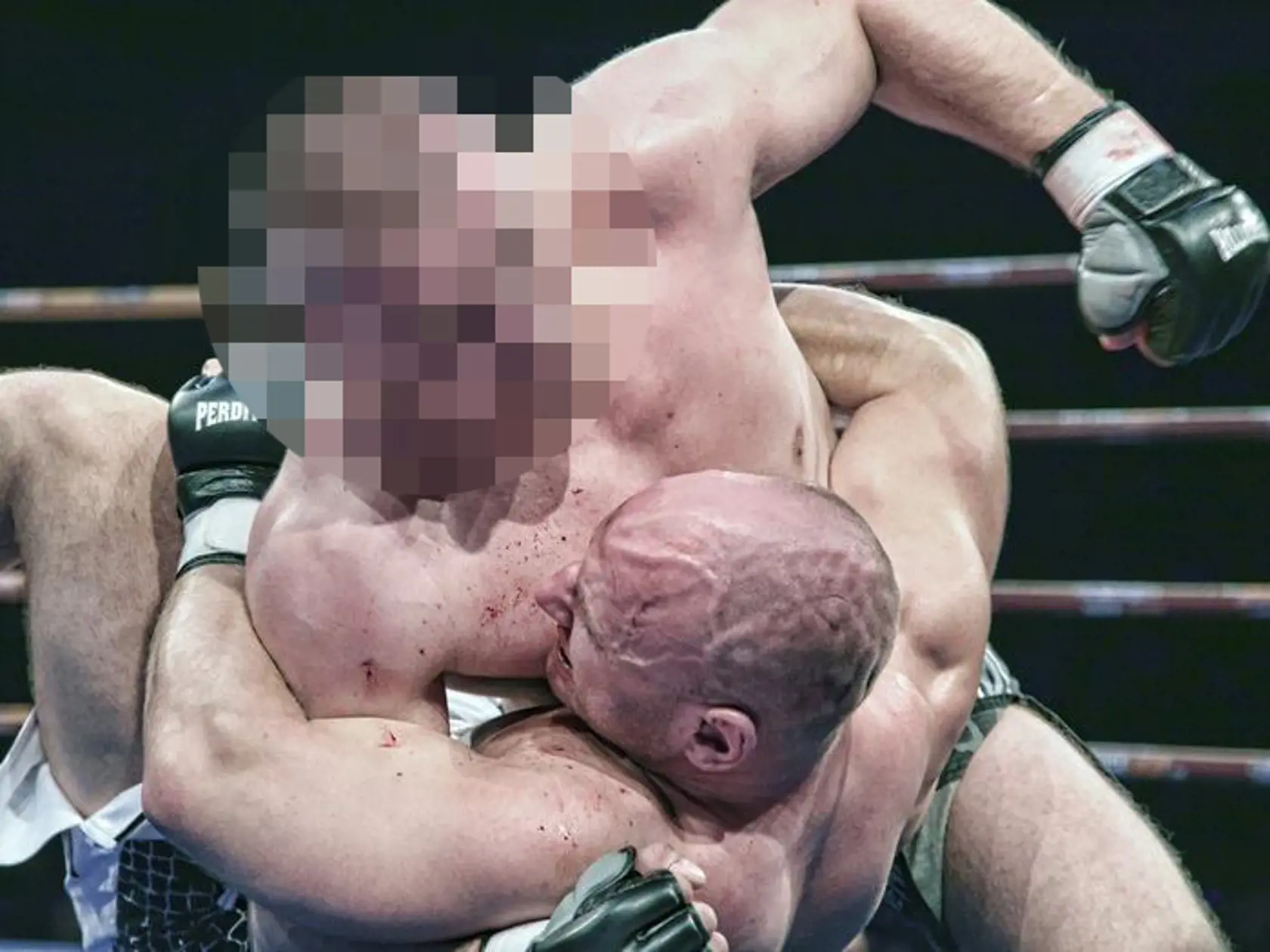Napriek tomu dostal pred dvoma rokmi zbrojný preukaz a zbrane sa mu stali aj podľa jeho profilu na Facebooku záľubou.