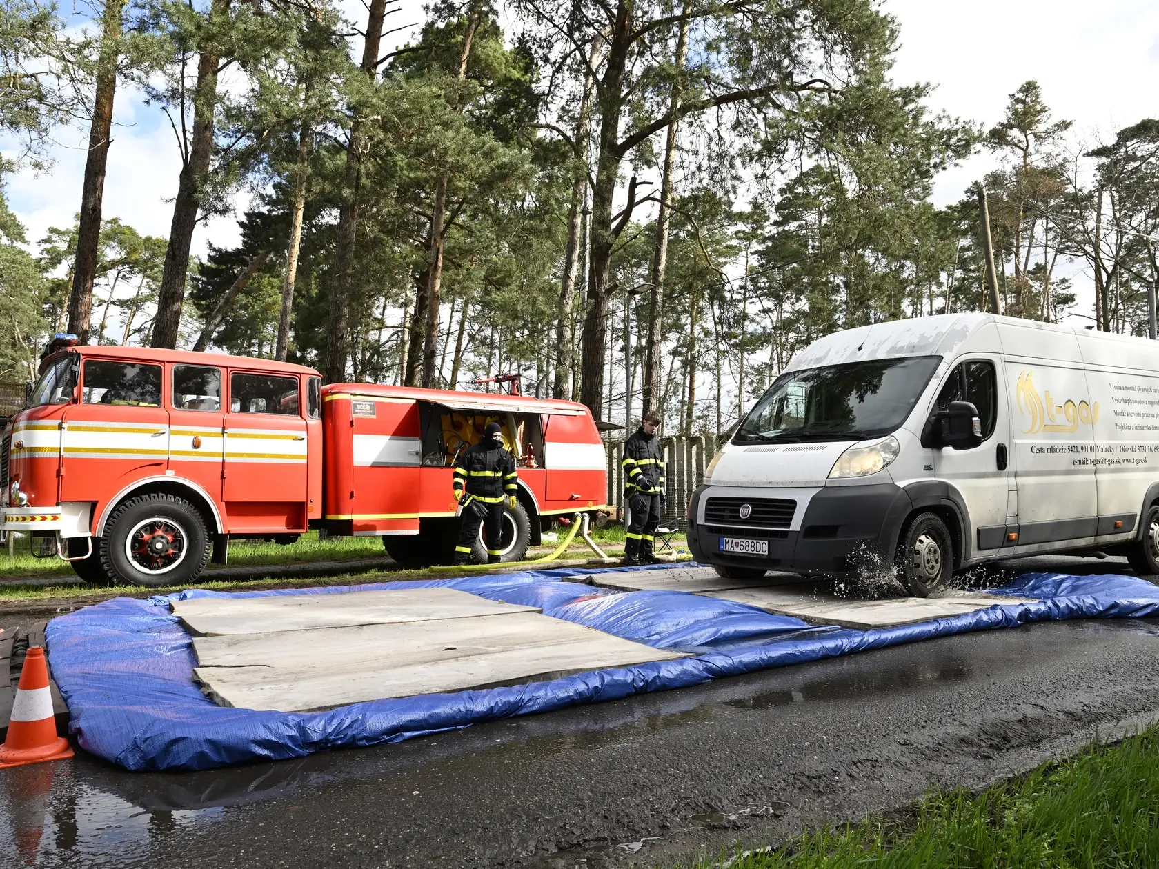 Na snímke prejazd vozidiel cez dezinfekčný brod pred vstupom do obce Plavecký Štvrtok v okrese Malacky 31. marca 2025. Výskyt slintačky a krívačky medzi dobytkom na farme v Plaveckom Štvrtku potvrdili v nedeľu (30. 3.) Tamojšia farma sa stala piatym chovom, kde sa na Slovensku nákaza vyskytla. FOTO TASR - Pavel Neubauer