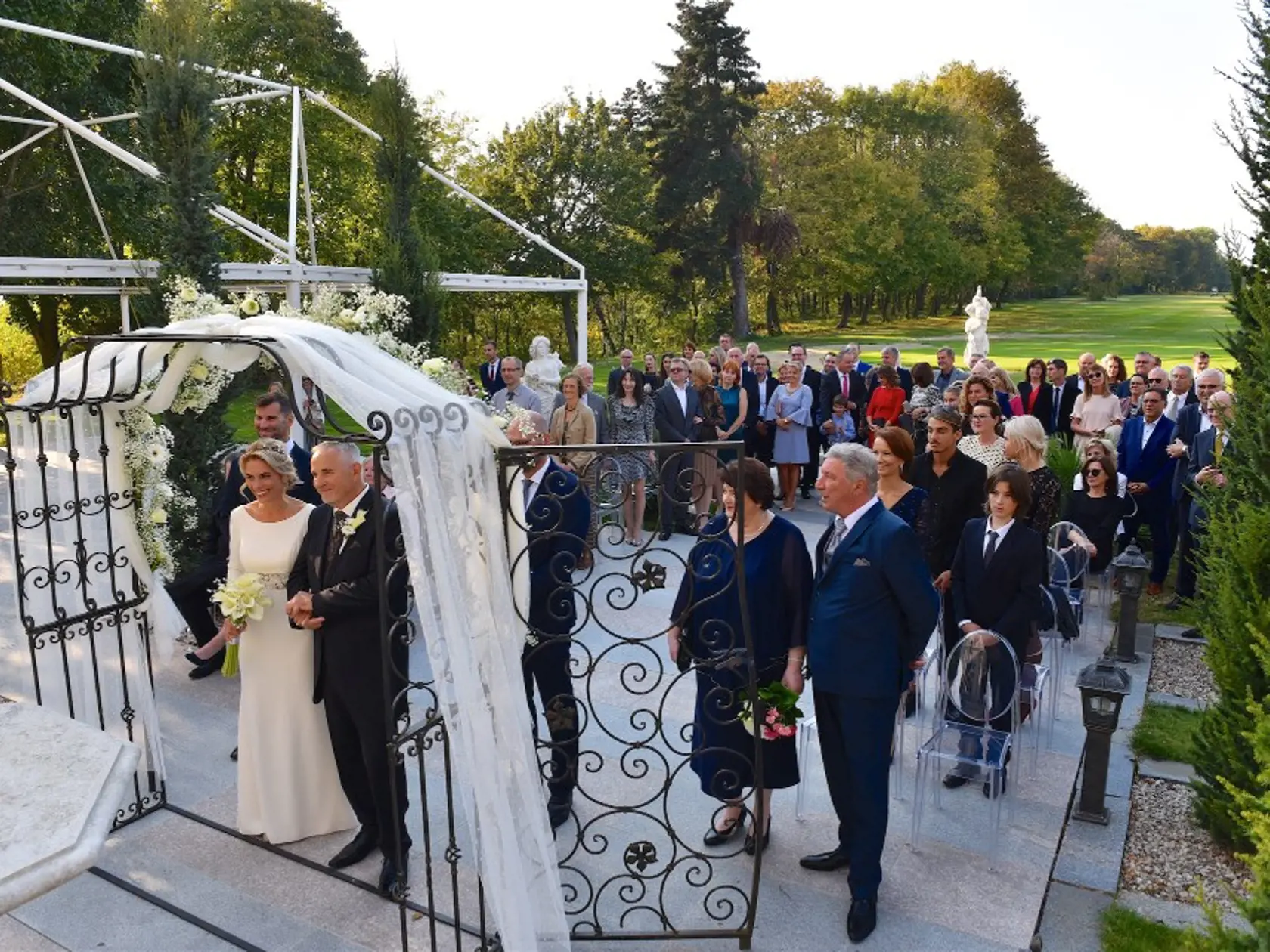 Na svadbu prišlo mnoho straníckych kolegov. Koniec koncov Kiššová je poslankyňou SaS a jej manžel stál pri zrode strany