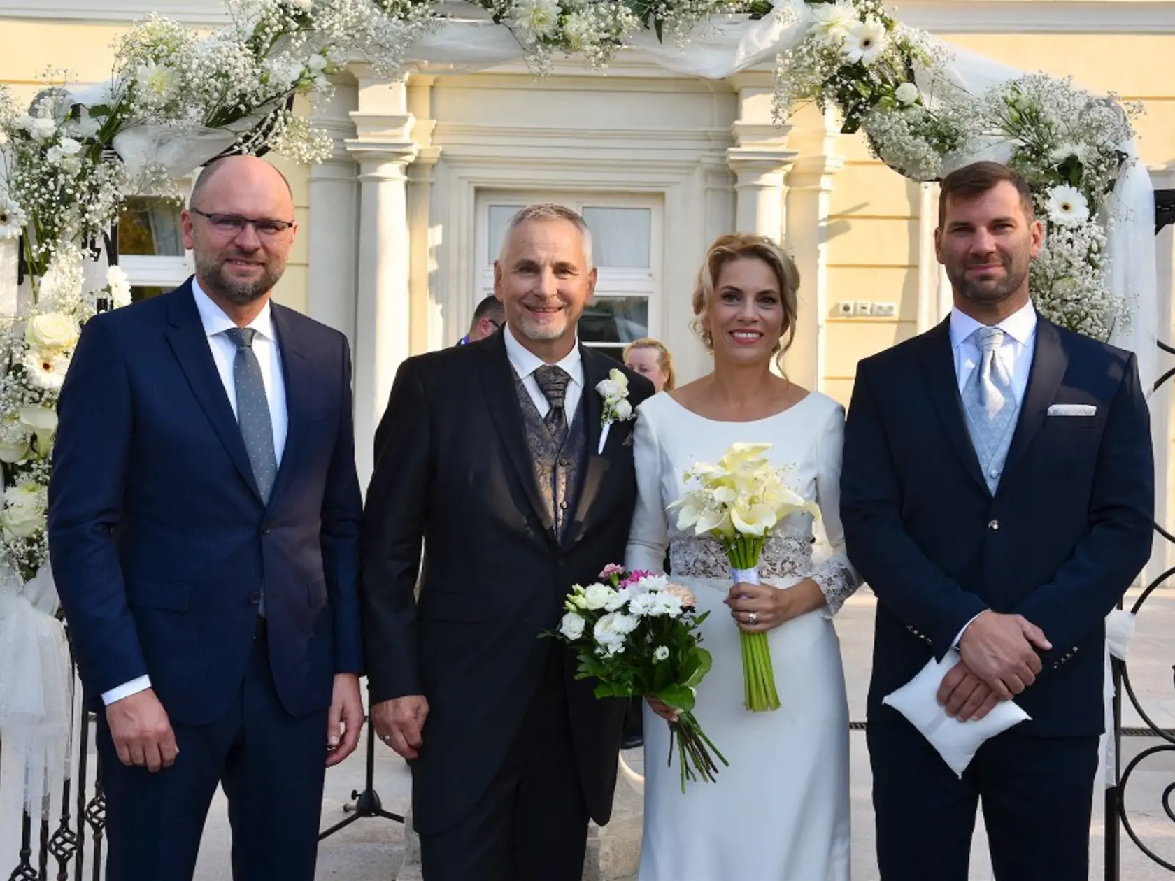 Svedkami na svadbe boli Richard Sulík a brat poslankyne Kiššovej Stanislav