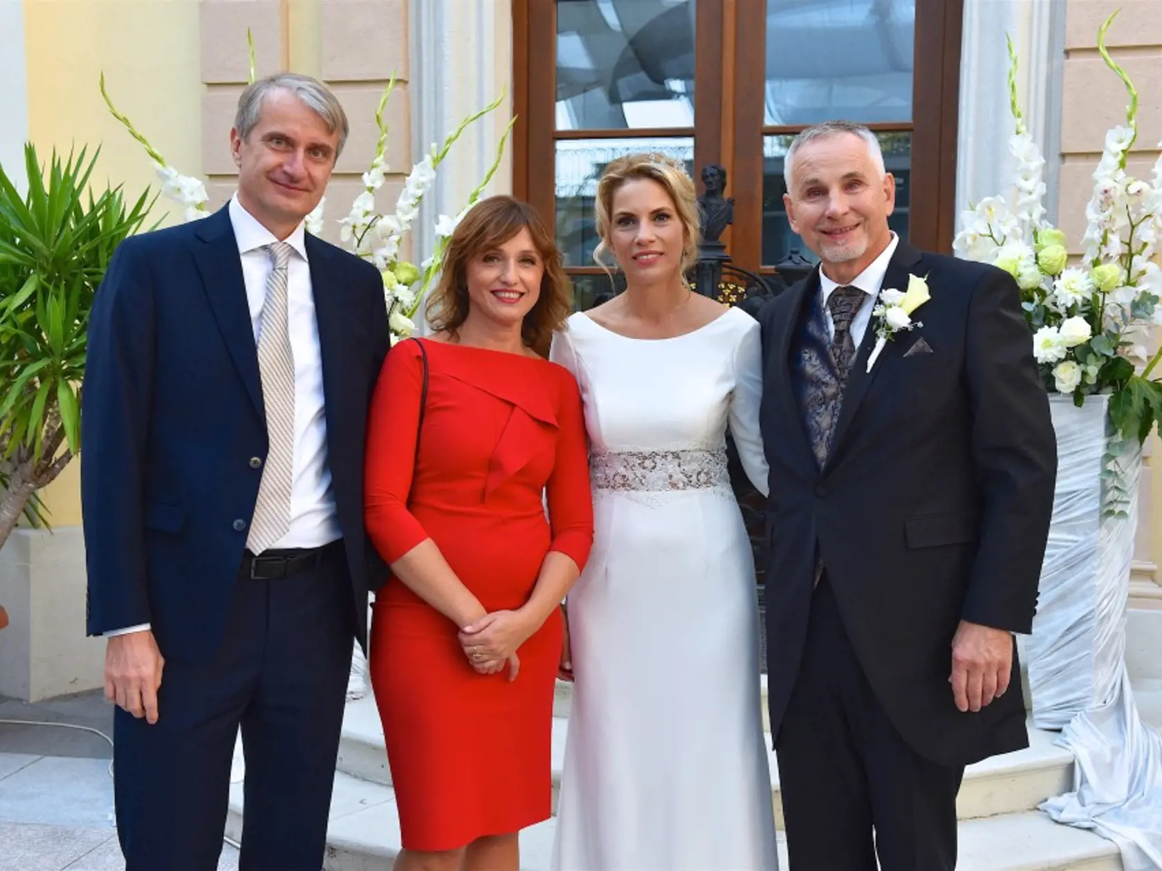 Štastní novomanželia Jozef Boskovič a Jana Kiššová so svadobčanmi, prezidentským kandidátom Robertom Mistríkom s partnerkou