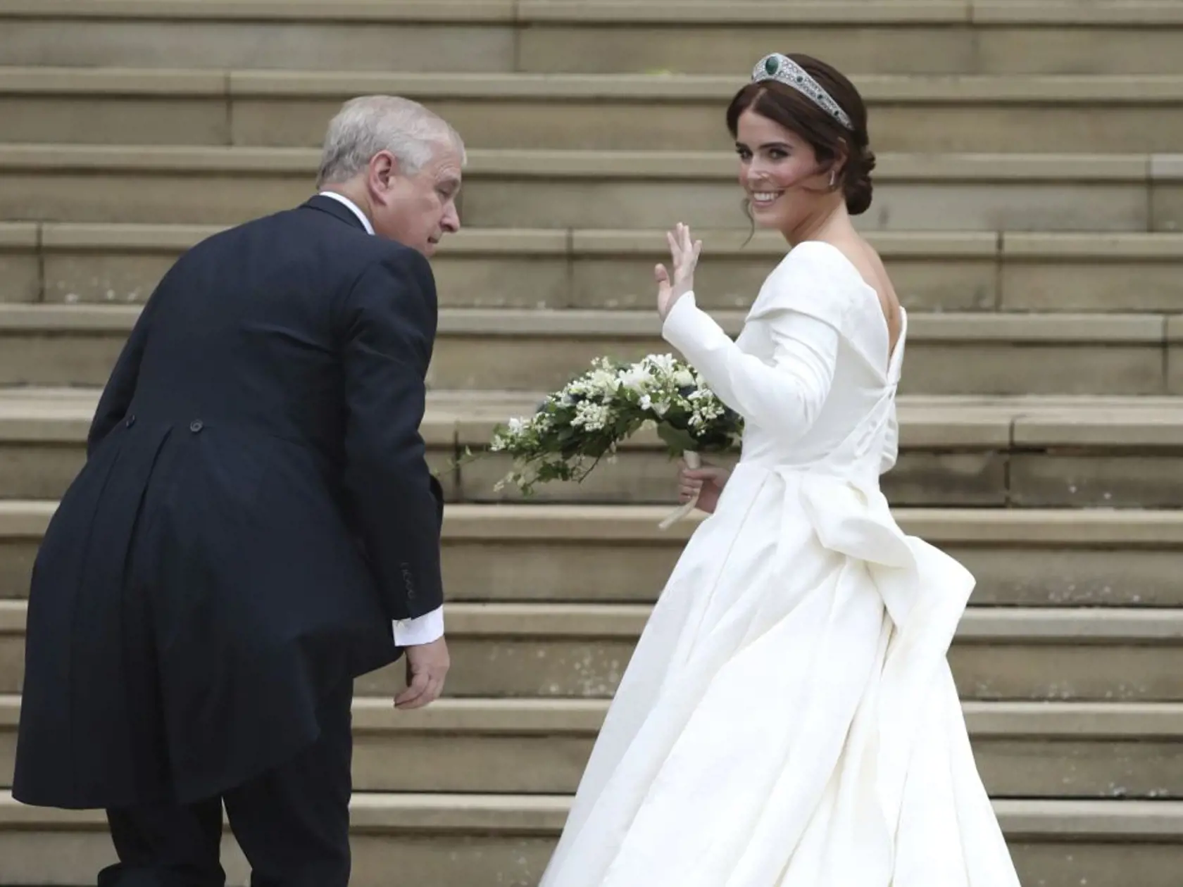 KK40 Windsor - Britská princezná Eugenie prichádza so svojím otcom princom Andrewom, vojvodom z Yorku na svadbu s jej dlhoročným priateľom Jackom Brooksbankom 12. októbra 2018 fo kráľovskej Kaplnky sv. Juraja vo Windsore. FOTO TASR/AP
Princess Eugenie arrives for her wedding ceremony to Jack Brooksbank at St Georgeâ€™s Chapel, Windsor Castle, near London, England, Friday Oct. 12, 2018. (Steve Parsons, Pool via AP)