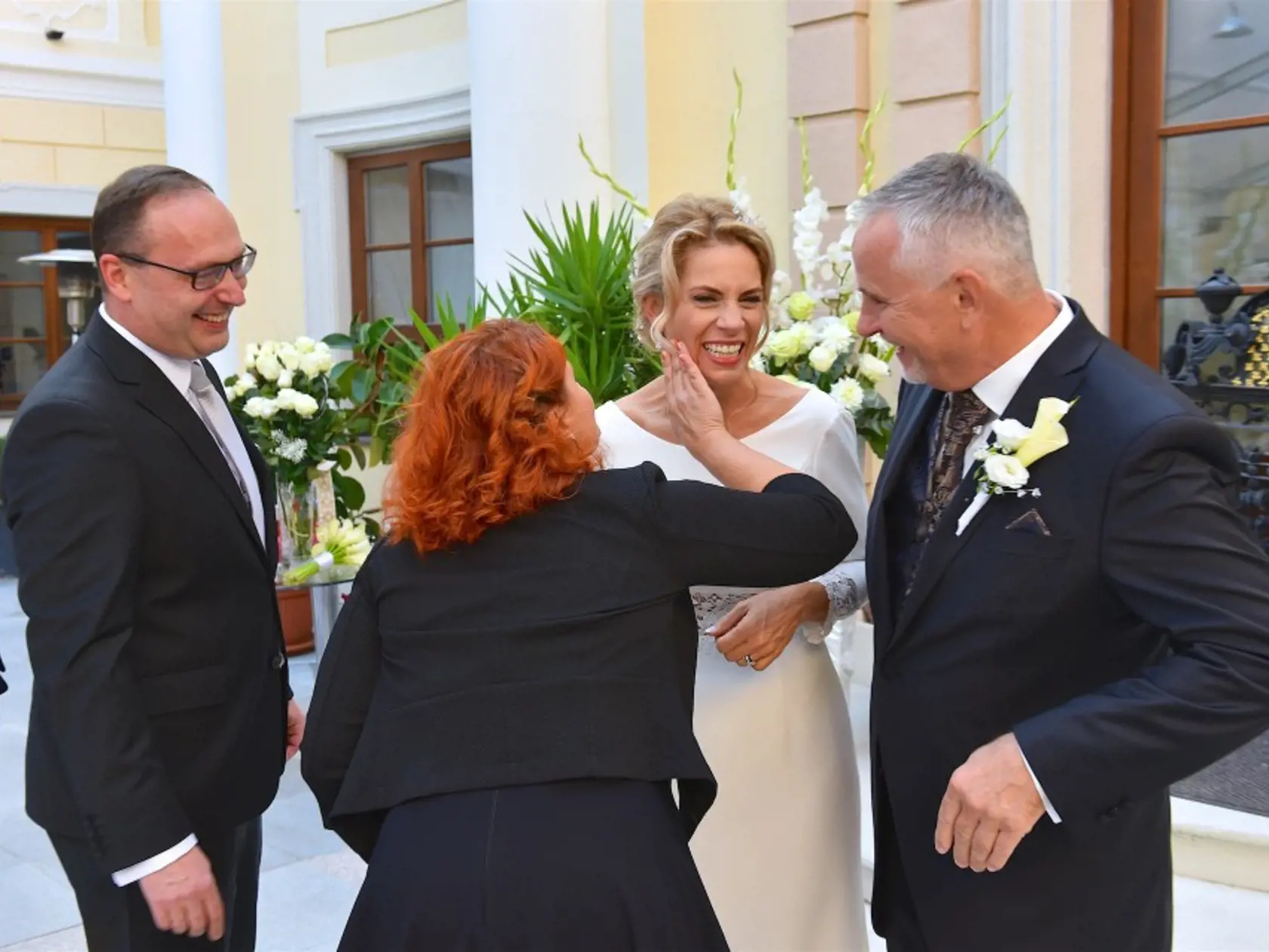 Štastní novomanželia Jozef Boskovič a Jana Kiššová so svojou kolegyňou Natáliou Blahovou, ktorá jej stiera rúž z líca