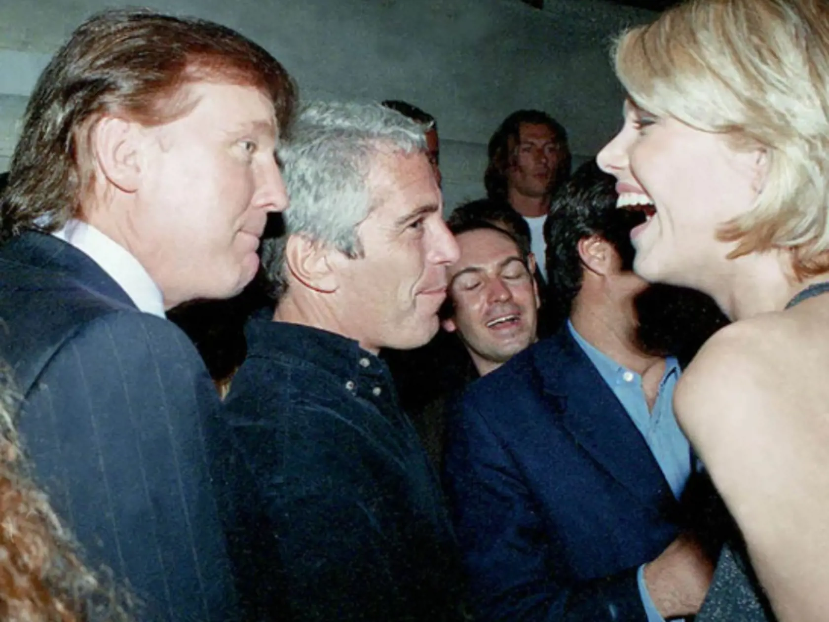 Naďa na fotografii s Donaldom trumpom a Jeffreym Epsteinom.