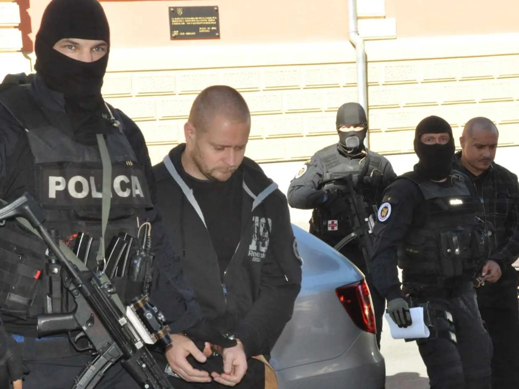 Súd ich poslal za mreže: Údajný vrah novinára a jeho vodič kráčali pred zástupcami médii so vztýčenými hlavami