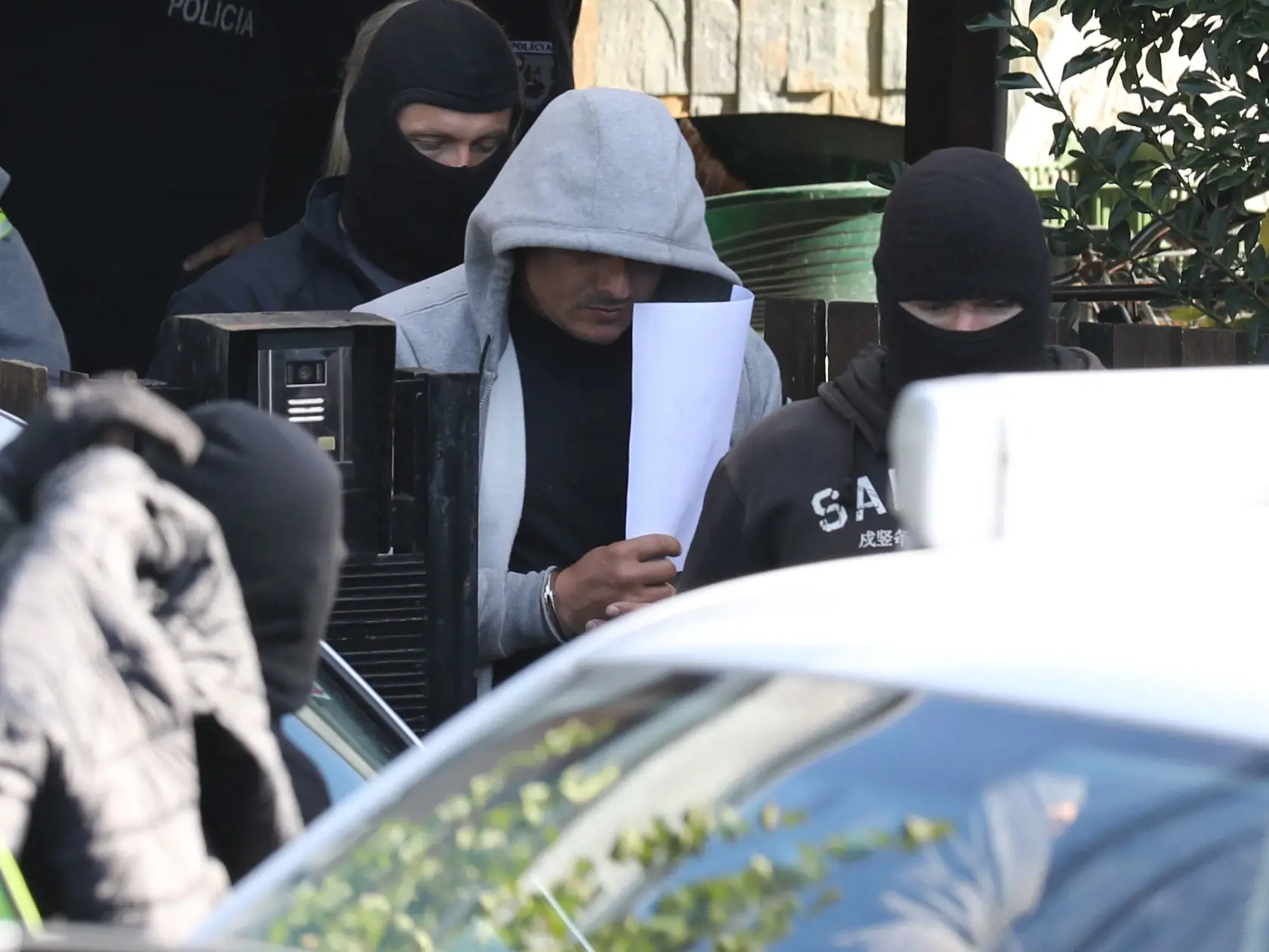 15:40 Kollárovo: Expolicajta vyvážajú kukláči po 12- hodinovej domovej prehliadke.
