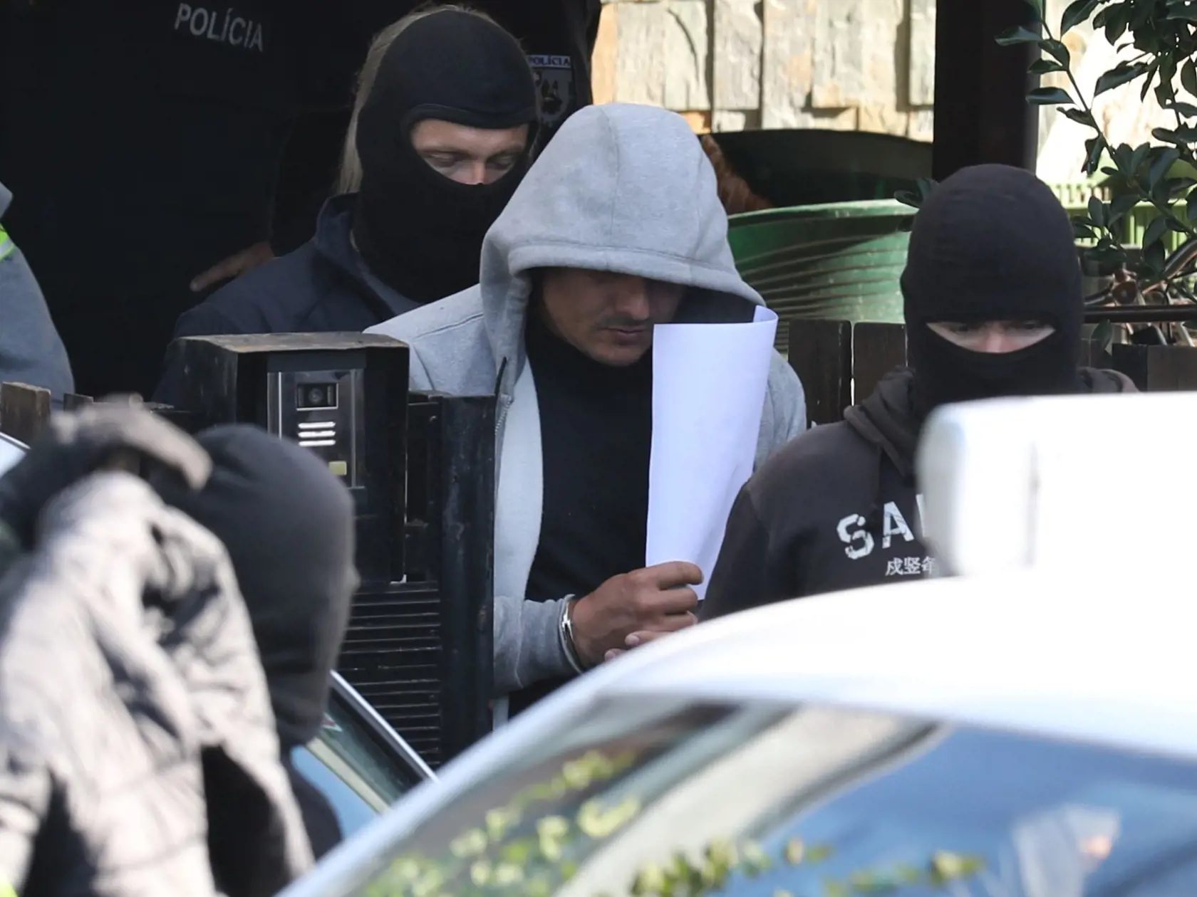 15:40 Kollárovo: Expolicajta vyvážajú kukláči po 12- hodinovej domovej prehliadke.