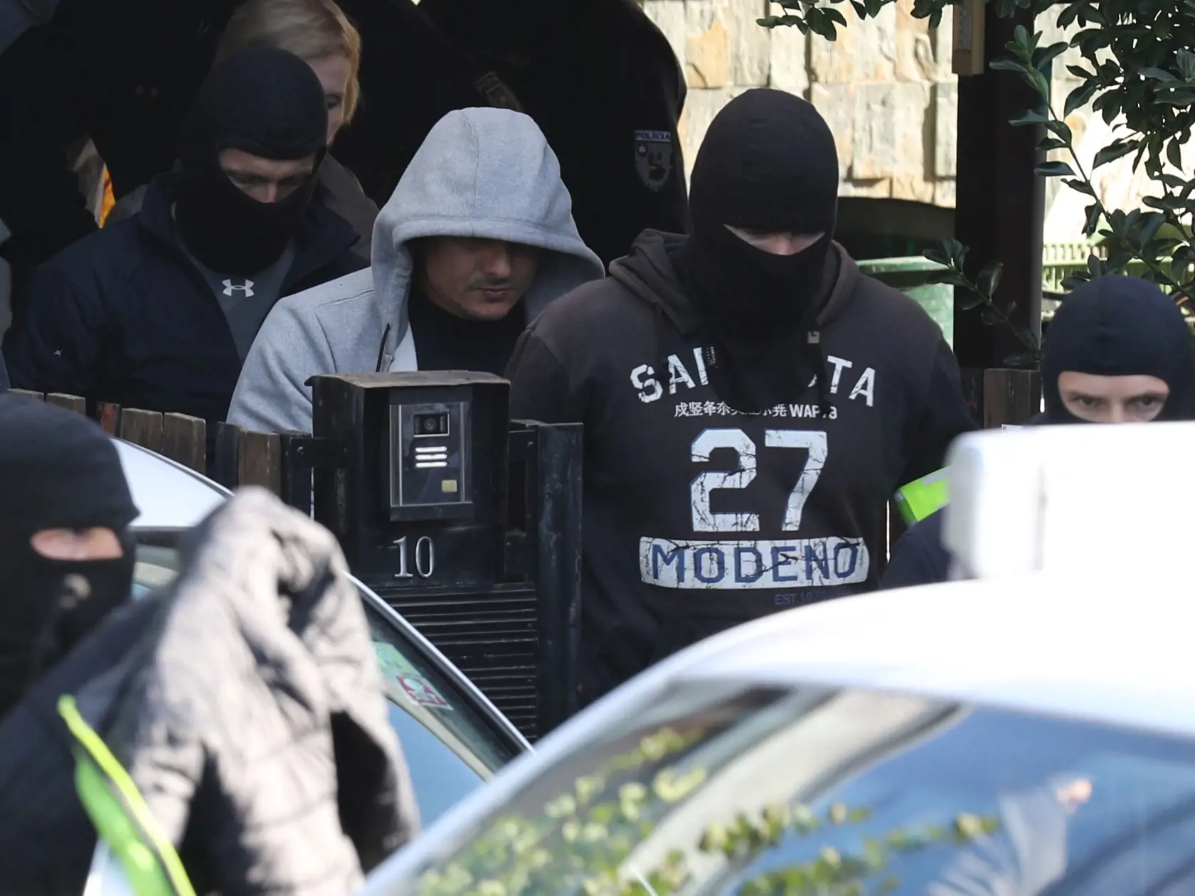 15:40 Kollárovo: Expolicajta vyvážajú kukláči po 12- hodinovej domovej prehliadke.