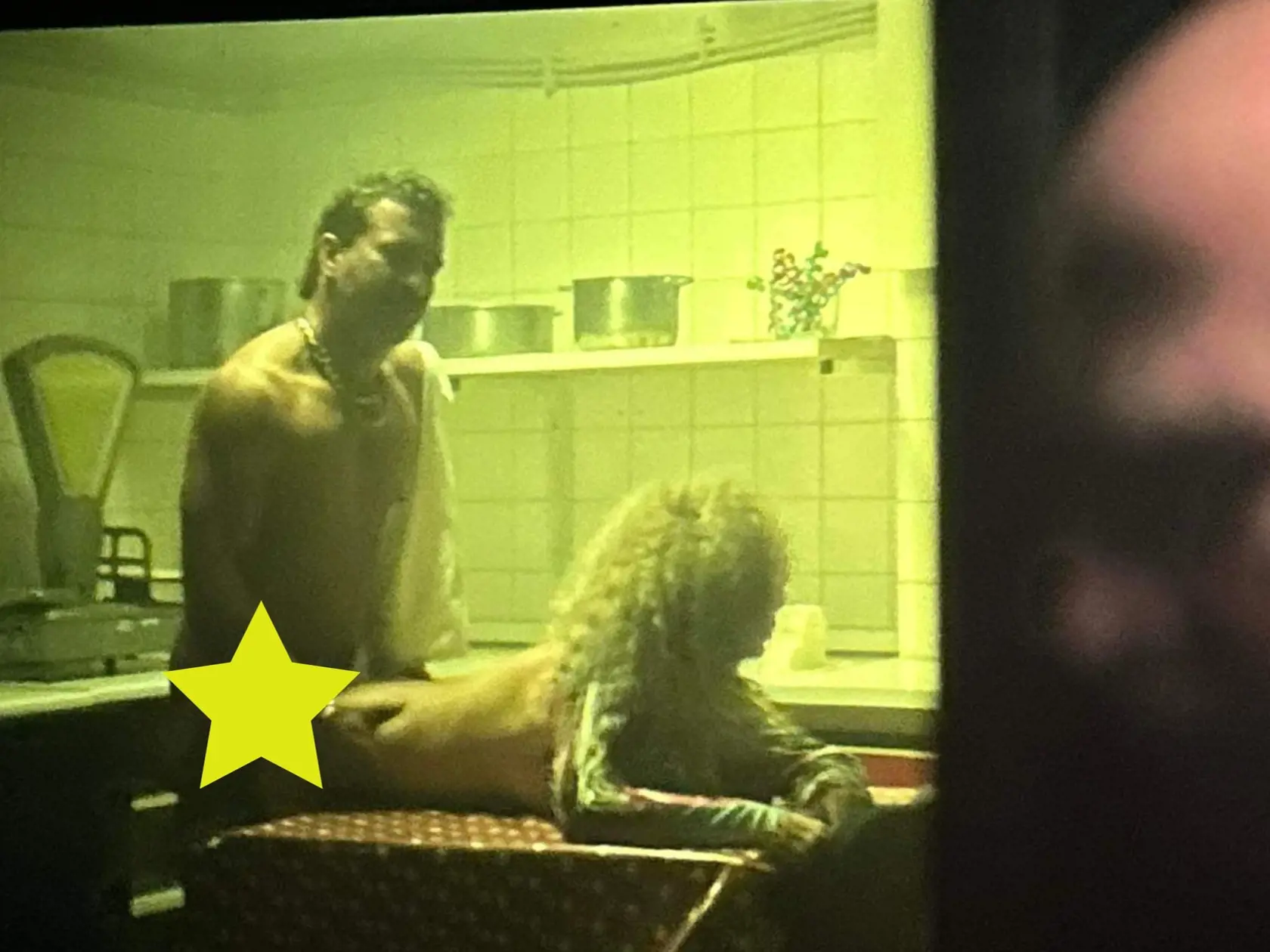 Herec Milan Ondrík zahrá naozaj všetko. Ako Mikuláš Černák si vo filme MIKI "strihol“  divoký sex na stole.