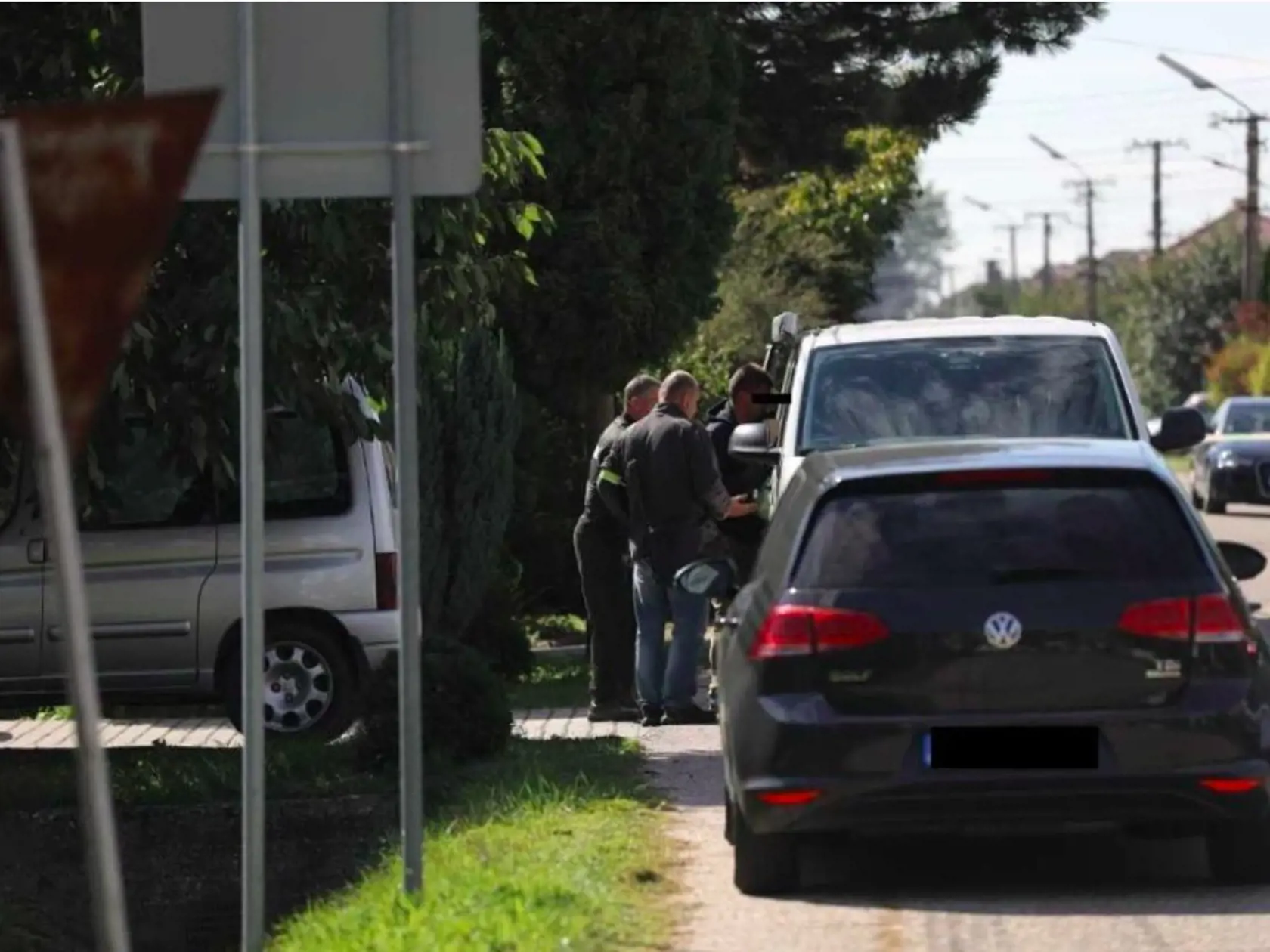 Podozrivého, pravdepodobne Tomáša Sz., prevážajú policajti do svojej dodávky.