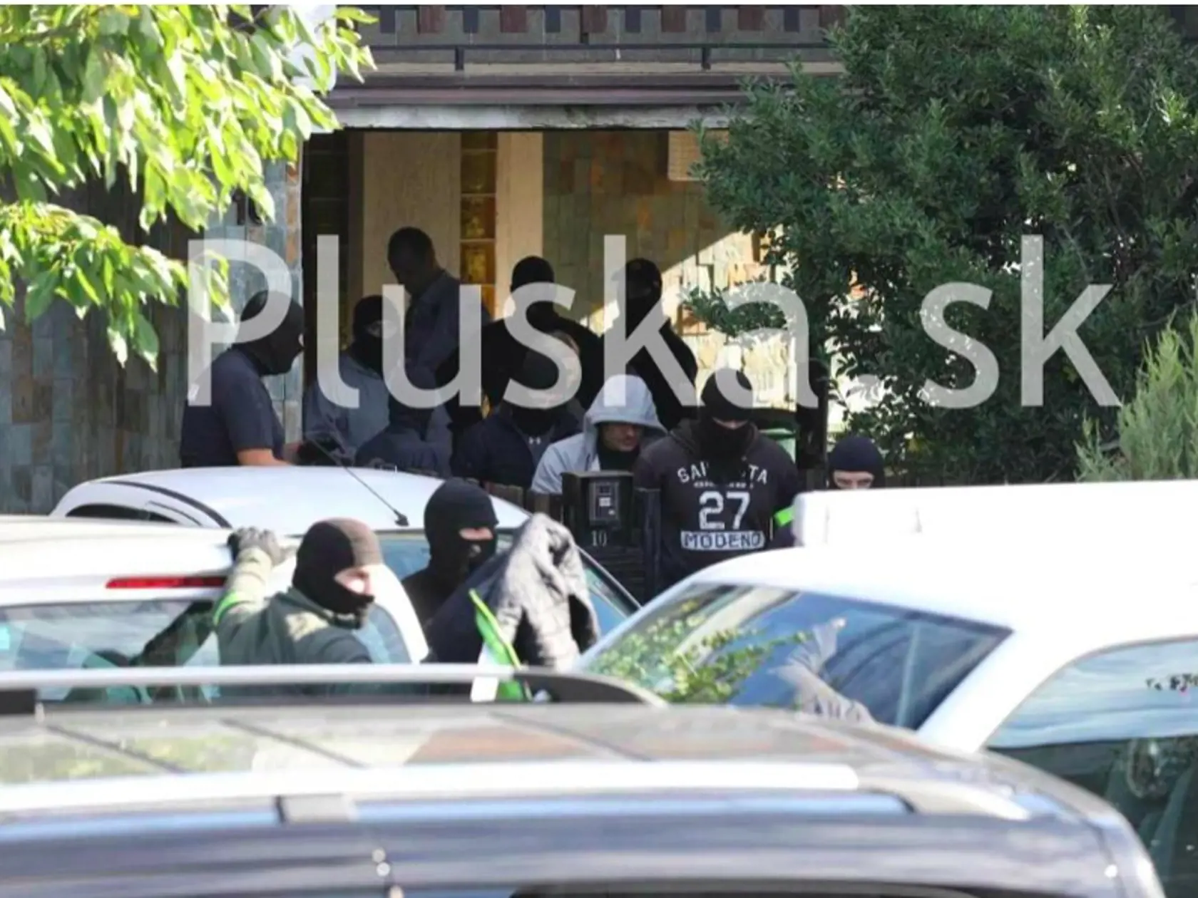 Podozrivého, pravdepodobne Tomáša Sz., prevážajú policajti do svojej dodávky.