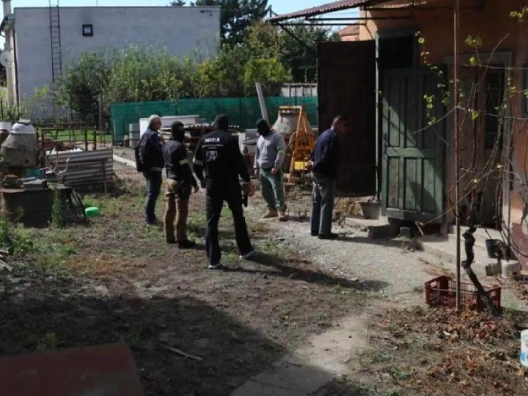 Podozrivého, pravdepodobne Tomáša Sz., prevážajú policajti do svojej dodávky.