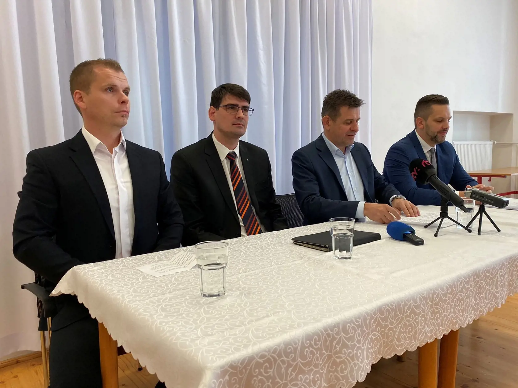 Na snímke zľava starosta obce Šarišský Štiavnik Michal Kimák, štátny tajomník ministerstva školstva a podpredseda strany Most-Híd Peter Krajňák, podpredseda vlády a minister životného prostredia SR László Sólymos (Most-Híd) a predseda strany Most-Híd v Prešovskom kraji Michal Goriščák počas tlačovej konferencie vo Svidníku 3. decembra 2019. EASYFOTO TASR – Maroš Černý