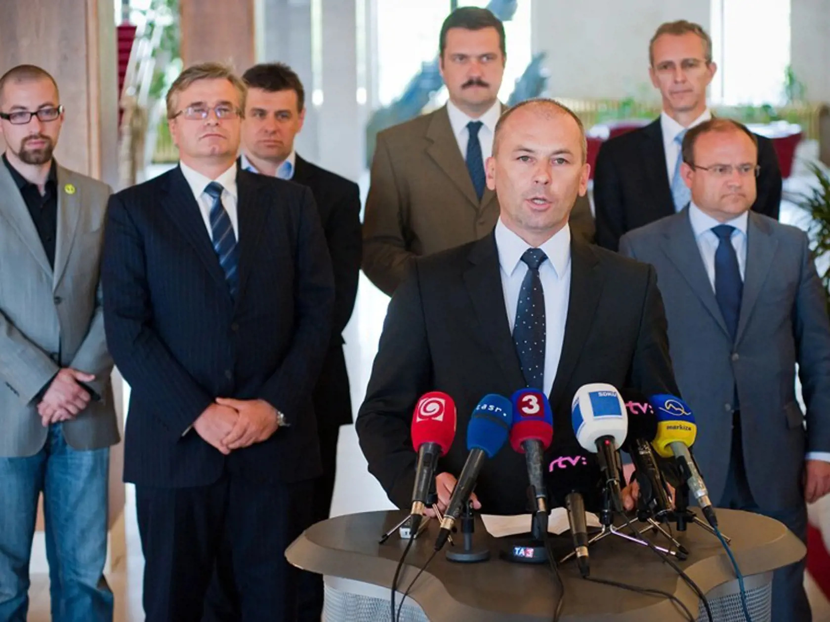 Odborári opozíciu odmietli. Zľava: Poslanec za SaS Martin Poliačik, poslanec za Most-Híd Ivan Švejna, poslanec za Most-Híd László Solymos, poslanec za SDKÚ-DS Viliam Novotný, poslanec za SDKÚ-DS Ľudovít Kaník, poslanec za SaS Jozef Mihál a poslanec za SDKÚ-DS Ivan Štefanec