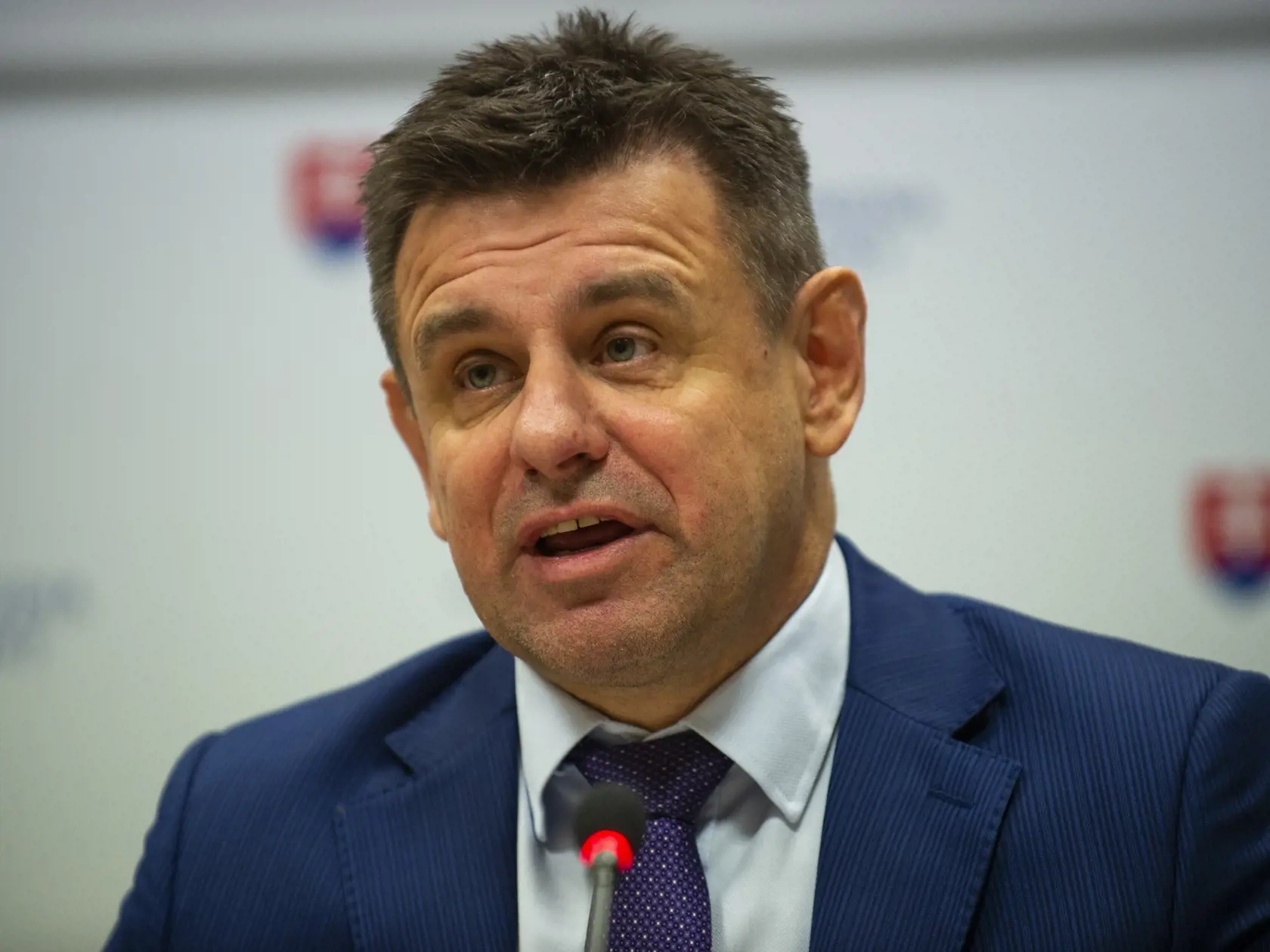 Na snímke podpredseda vlády SR a minister životného prostredia SR László Sólymos počas tlačovej konferencie na tému podpory budovania verejných kanalizácií a vodovodov v slovenských obciach a mestách v Bratislave 25. novembra 2019. FOTO TASR - Jakub Kotian