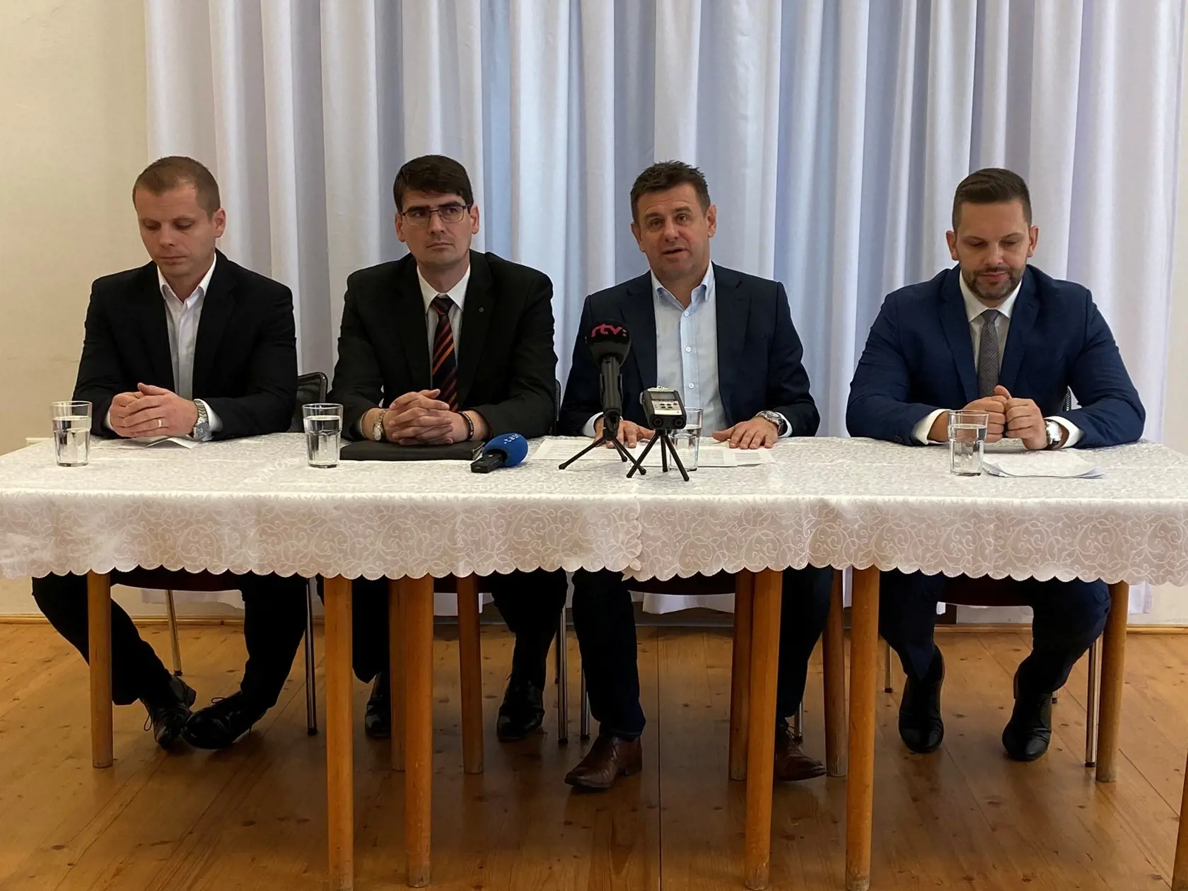 Na snímke zľava starosta obce Šarišský Štiavnik Michal Kimák, štátny tajomník ministerstva školstva a podpredseda strany Most-Híd Peter Krajnňák, podpredseda vlády a minister životného prostredia SR László Sólymos (Most-Híd) a predseda strany Most-Híd v Prešovskom kraji Michal Goriščák počas tlačovej konferencie vo Svidníku 3. decembra 2019. EASYFOTO TASR – Maroš Černý
