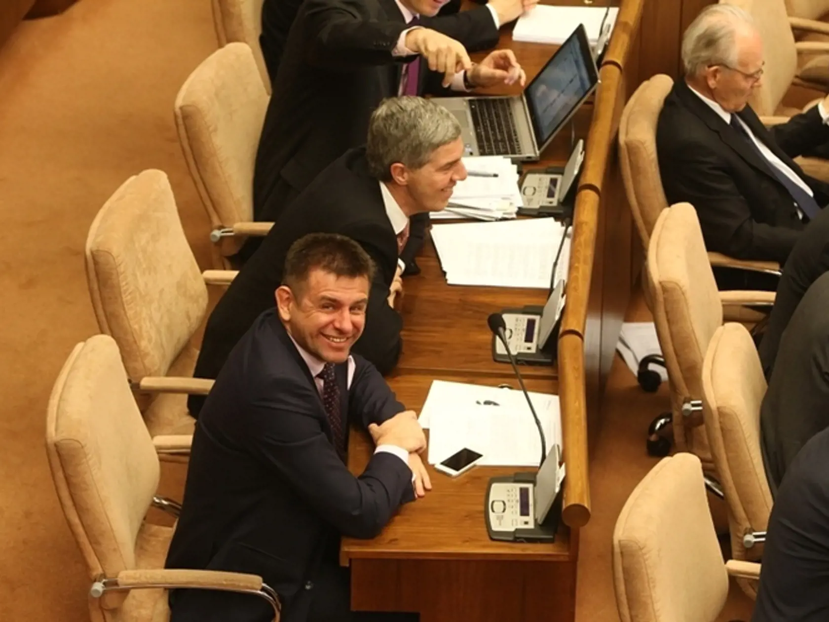 László Solymos na ministerstve životného prostredia upratuje.