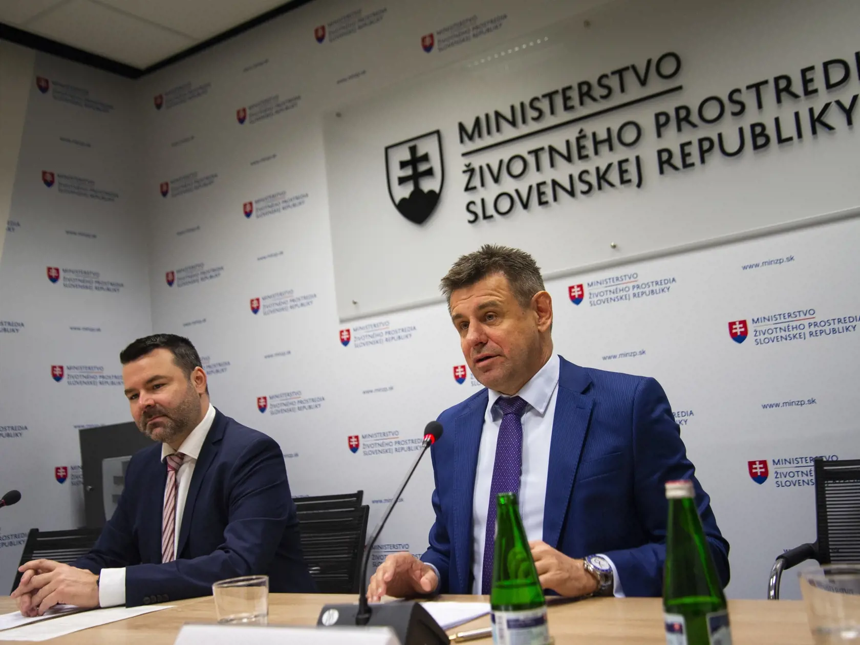Na snímke sprava podpredseda vlády SR a minister životného prostredia SR László Sólymos a riaditeľ Enviromentáneho fondu Peter Kalivoda počas tlačovej konferencie na tému podpory budovania verejných kanalizácií a vodovodov v slovenských obciach a mestách v Bratislave 25. novembra 2019. FOTO TASR - Jakub Kotian