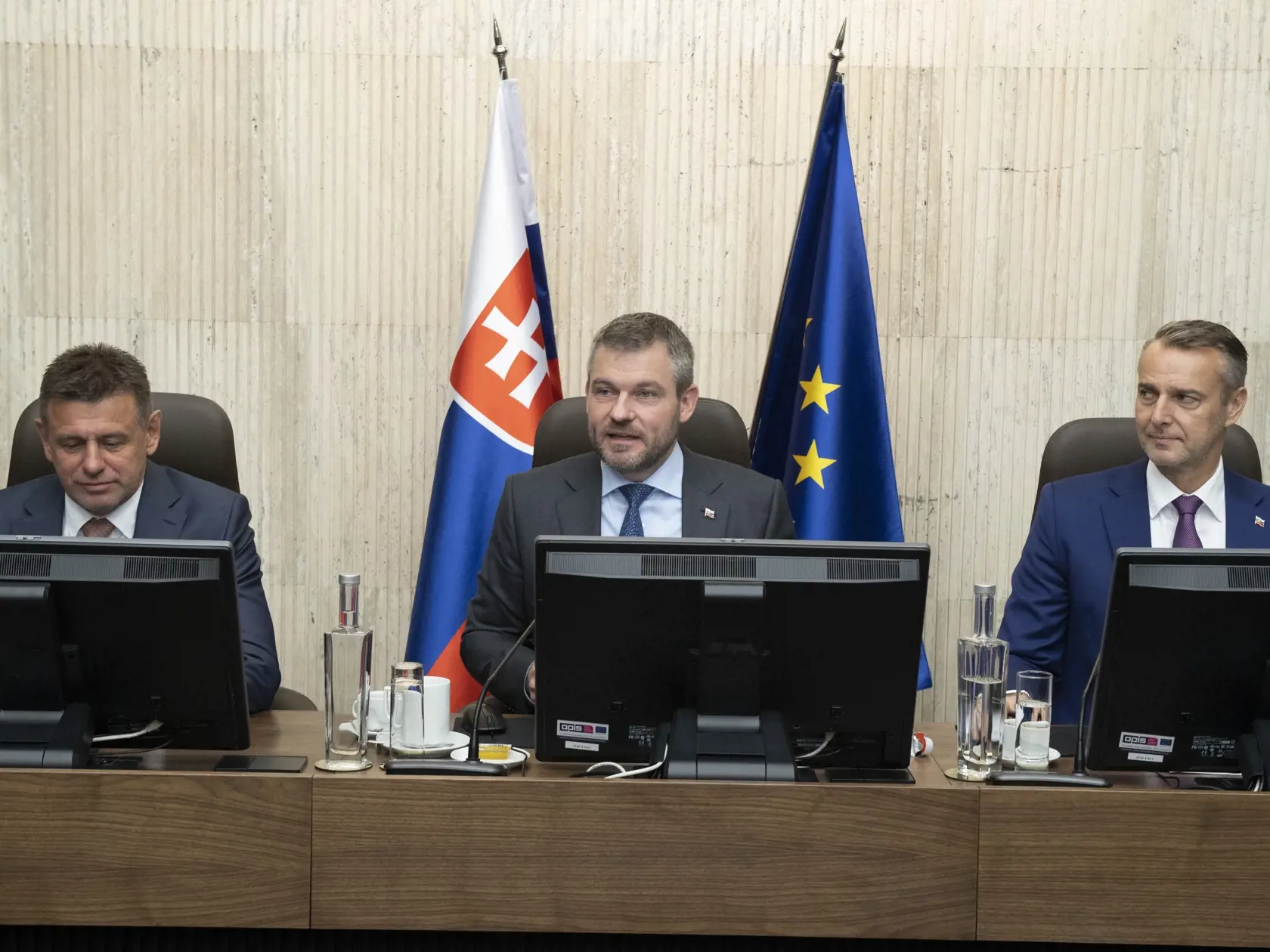 Na snímke zľava podpredseda vlády a minister životného prostredia SR László Sólymos, premiér SR Peter Pellegrini a podpredseda vlády SR pre investície a informatizáciu Richard Raši počas zasadnutia 191. schôdze vlády SR 15. januára 2020 v Bratislave. FOTO TASR - Pavel Neubauer