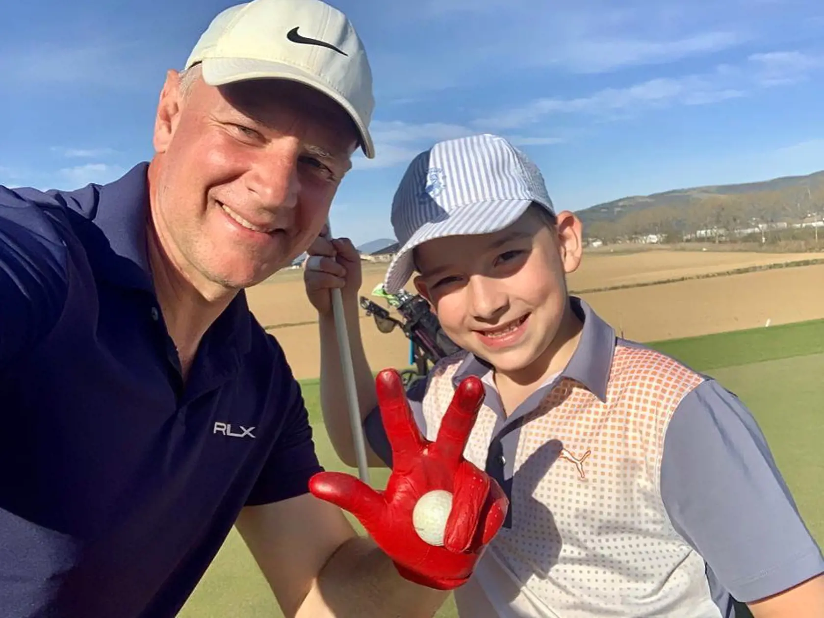 Patrik so synom Leom. Už s ním hráva golf.