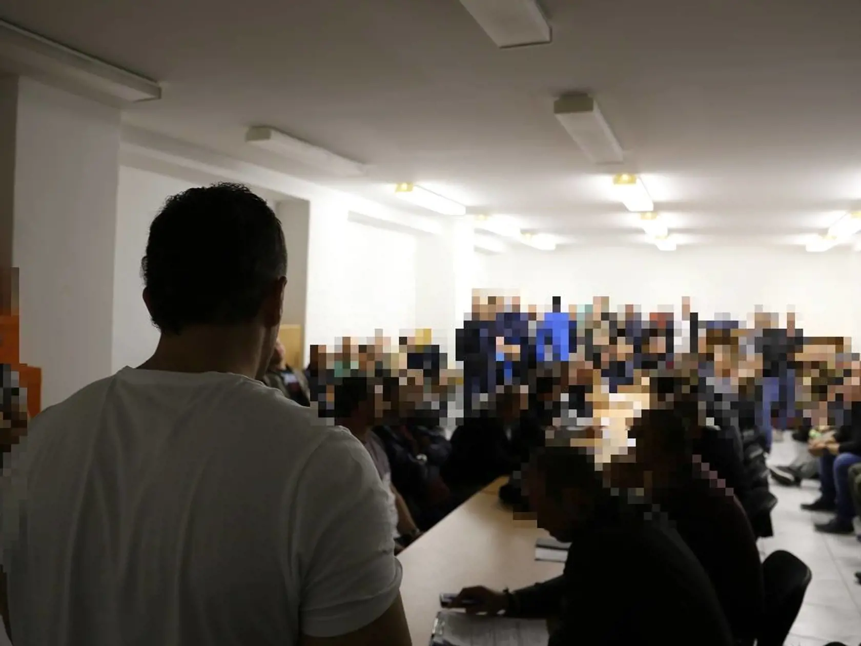 Fotografie z noci zo stredy na štvrtok pár minút pred začiatkom mimoriadneho zásahu v Kolárove.