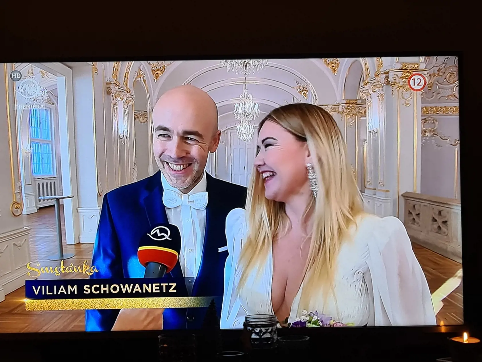 Február 2022: Zuzana Haasová sa vydala za priateľa Viliama Schowanetza. Zvolila krásne biele šaty s odhaleným dekoltom.