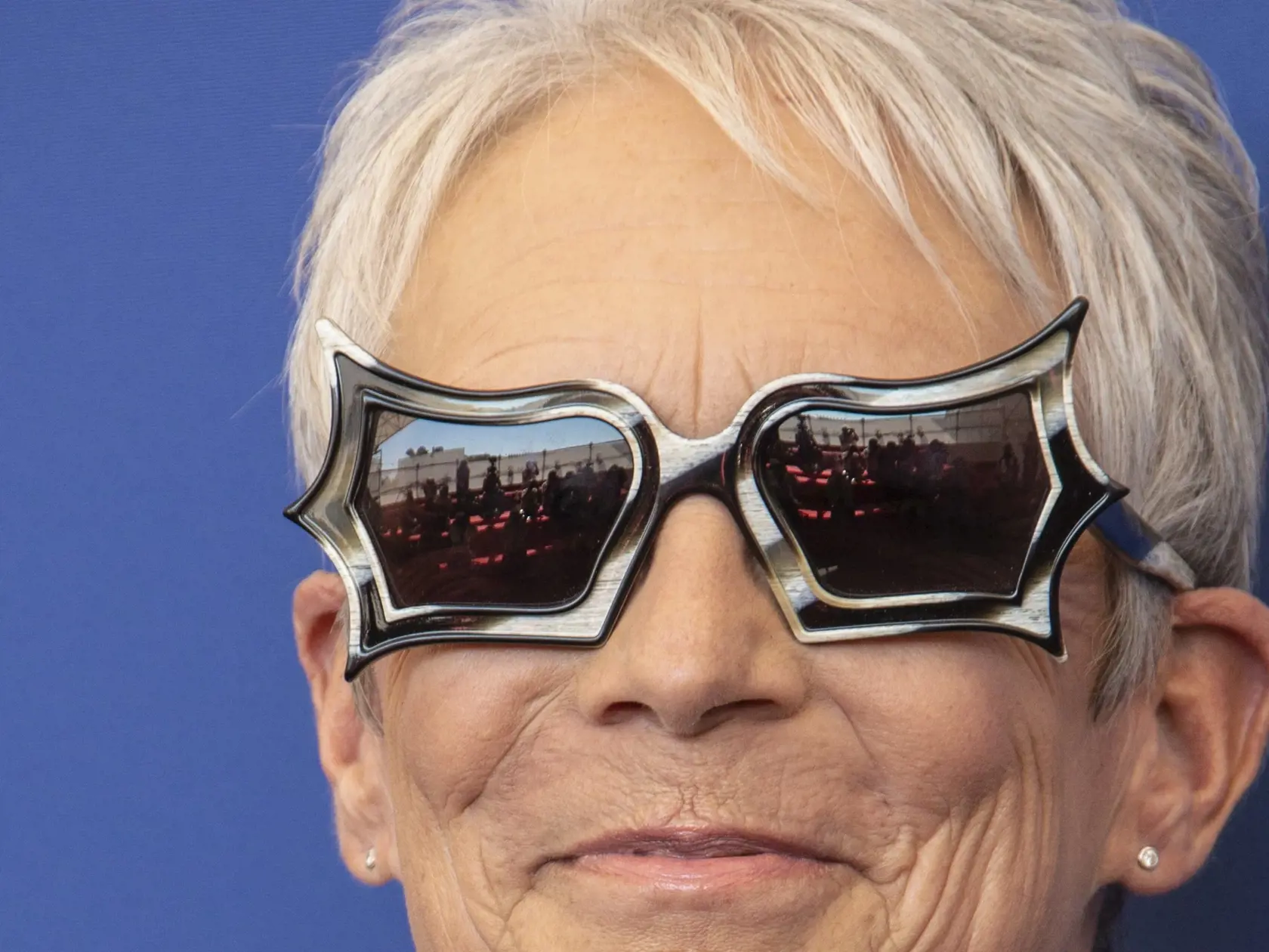 Jamie Lee Curtis ako štýlová dôchodkyňa.