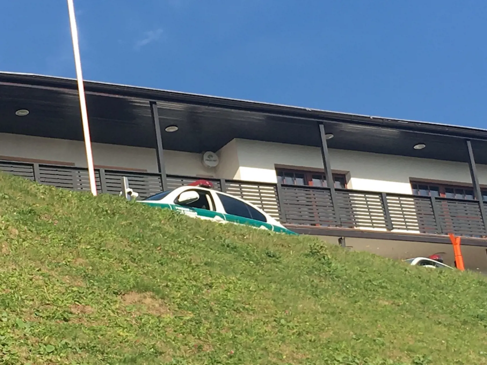 Polícia opáskovala chatu Mariána Kočnera na Donovaloch, razia je už od rána. 